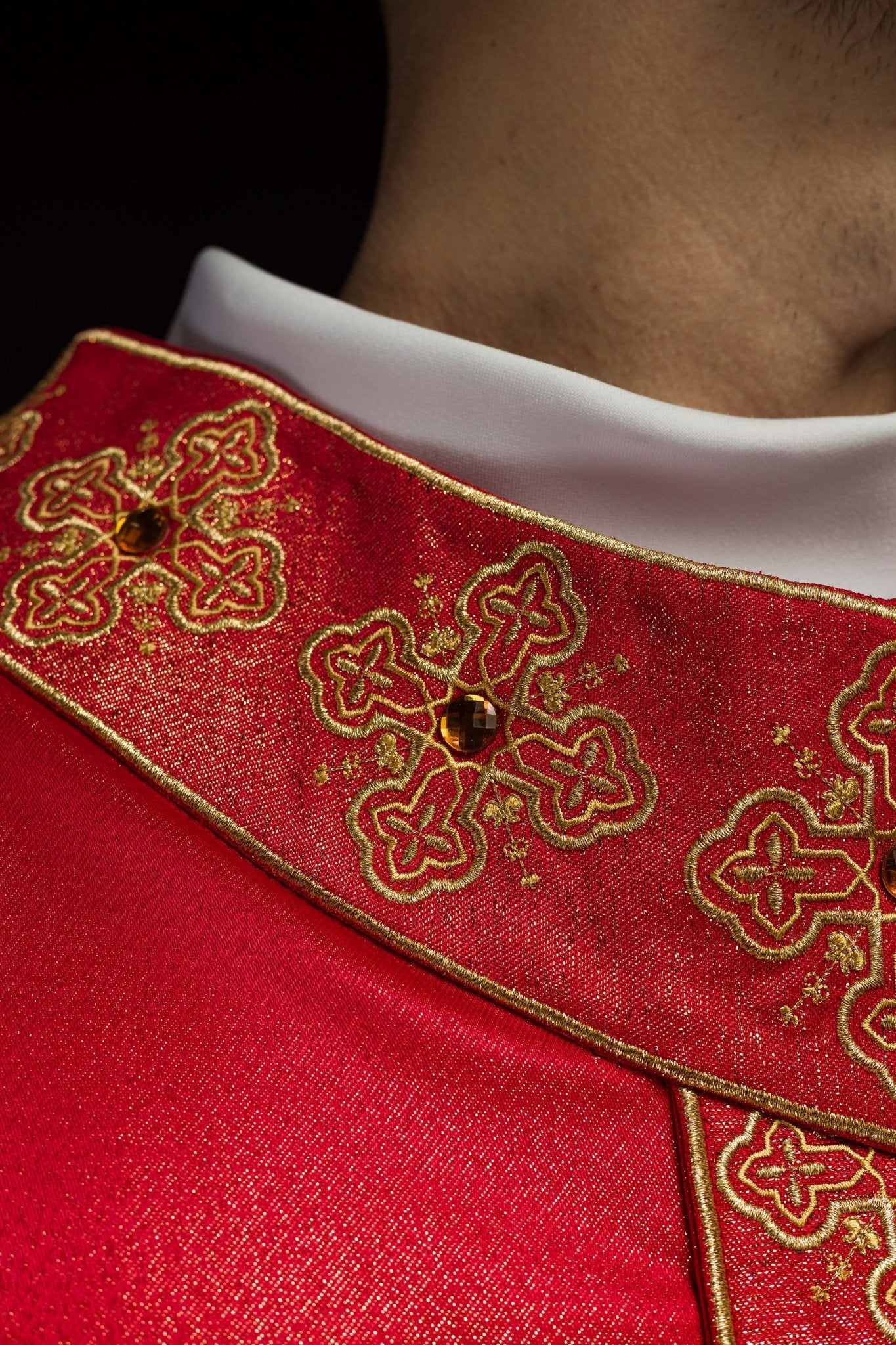 Chasuble rouge avec ceinture brodée et collier orné de pierres S-7056-02-54 - CHASUBLES.FR