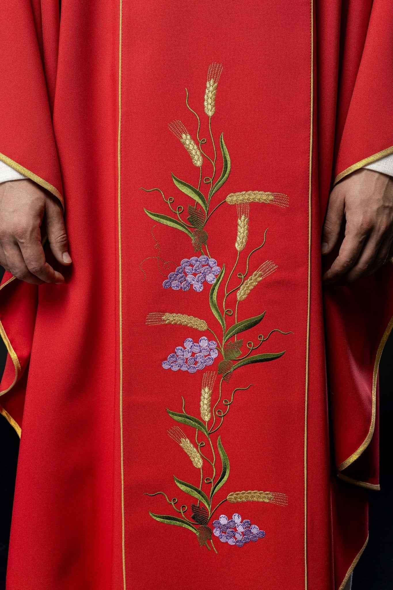 Chasuble rouge avec ceinture dorée décorée avec IHS et oreilles KOR/214/02/01 CZERWONY - CHASUBLES.FR