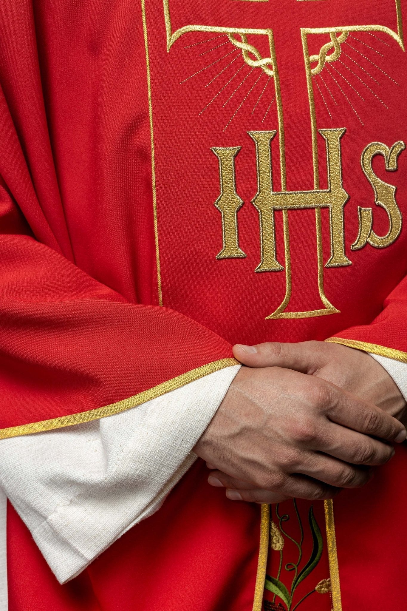 Chasuble rouge avec ceinture dorée décorée avec IHS et oreilles KOR/214/02/01 CZERWONY - CHASUBLES.FR