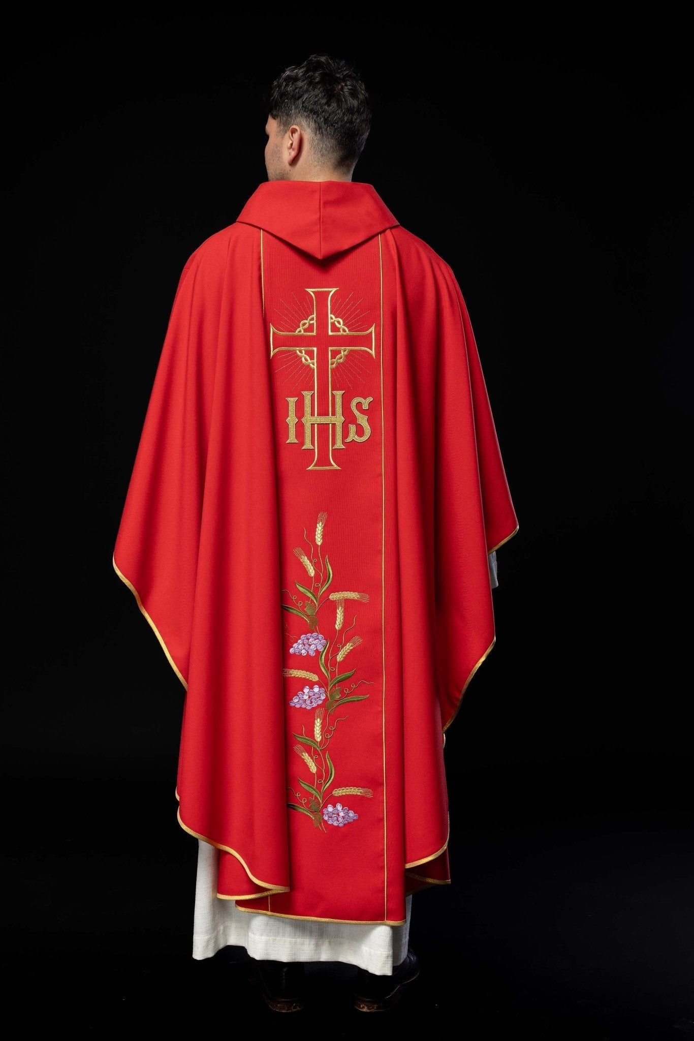 Chasuble rouge avec ceinture dorée décorée avec IHS et oreilles KOR/214/02/01 CZERWONY - CHASUBLES.FR