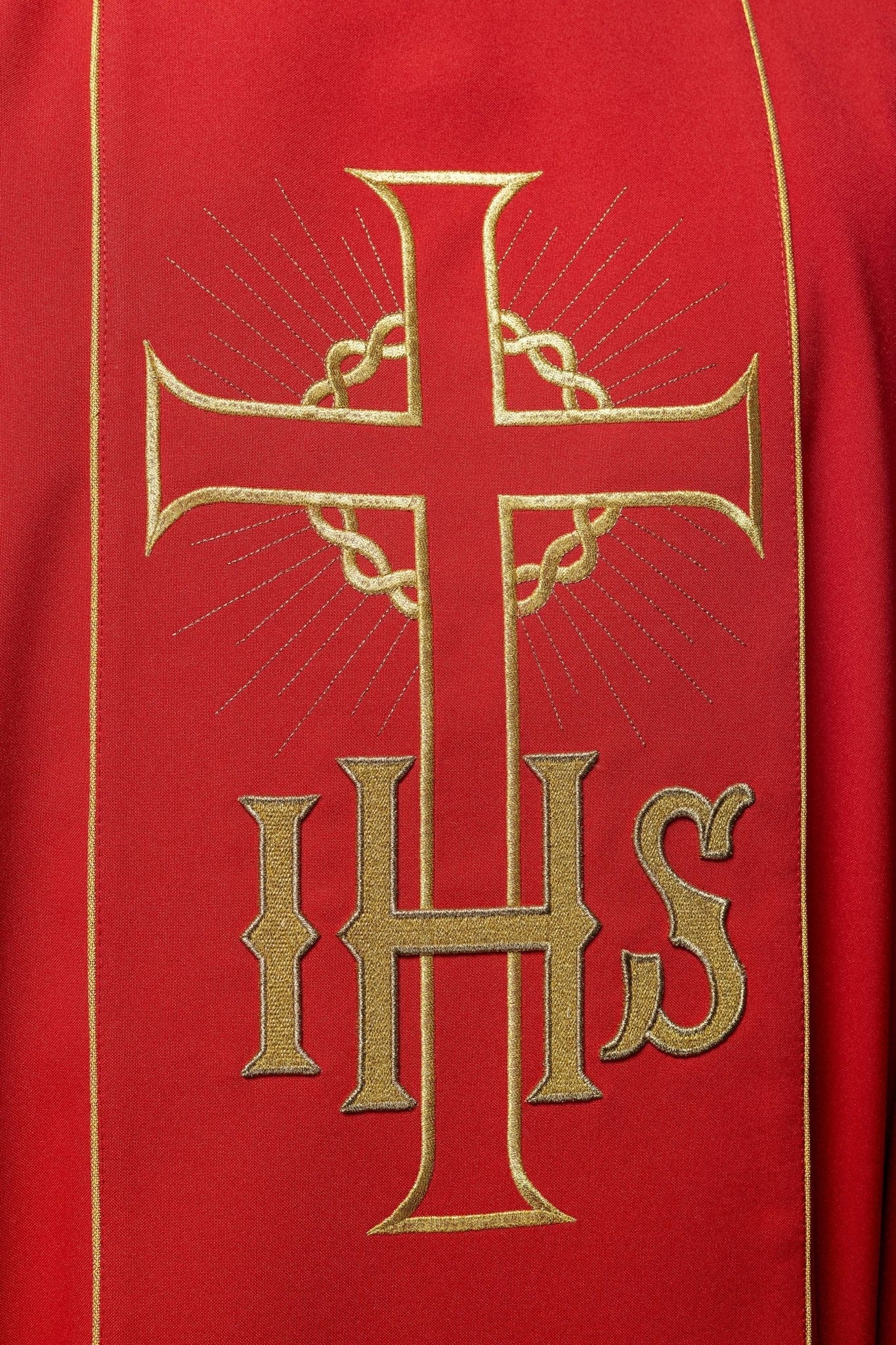 Chasuble rouge avec ceinture dorée décorée avec IHS et oreilles KOR/214/02/01 CZERWONY - CHASUBLES.FR