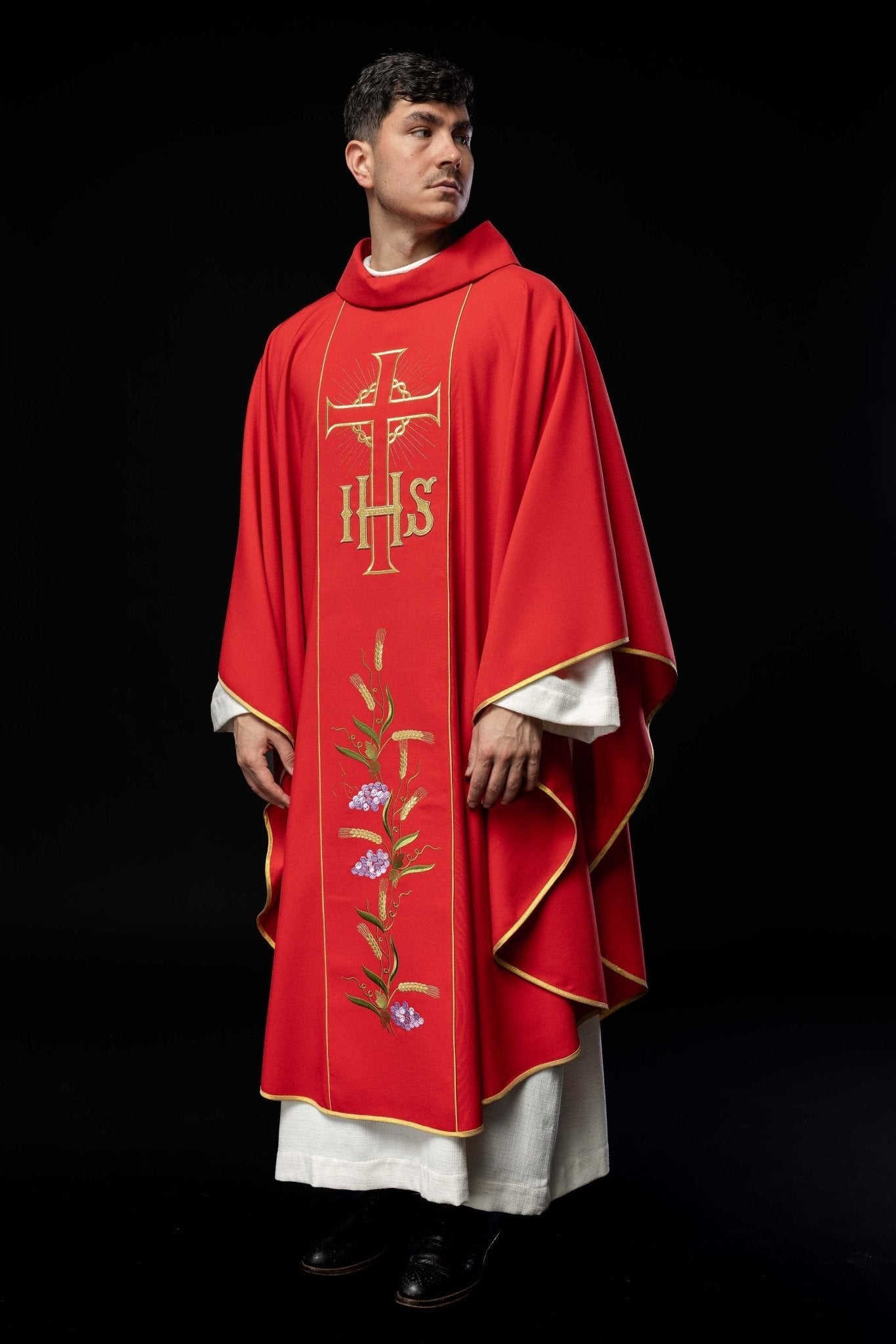 Chasuble rouge avec ceinture dorée décorée avec IHS et oreilles KOR/214/02/01 CZERWONY - CHASUBLES.FR