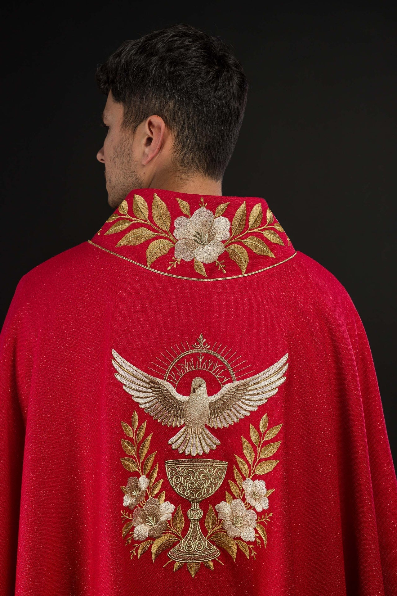 Chasuble rouge avec col brodé et symbole du Saint - Esprit LE/7046/02 - CHASUBLES.FR