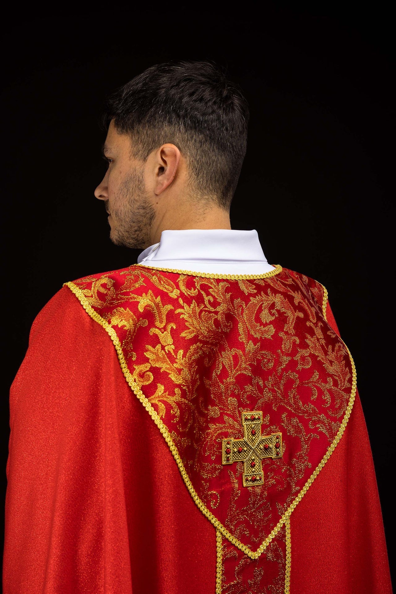 Chasuble rouge avec croix ornée de tissu jacquard LE/7075/02 - CHASUBLES.FR