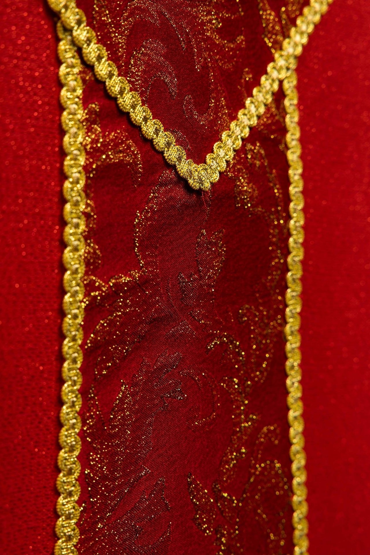 Chasuble rouge avec croix ornée de tissu jacquard LE/7075/02 - CHASUBLES.FR