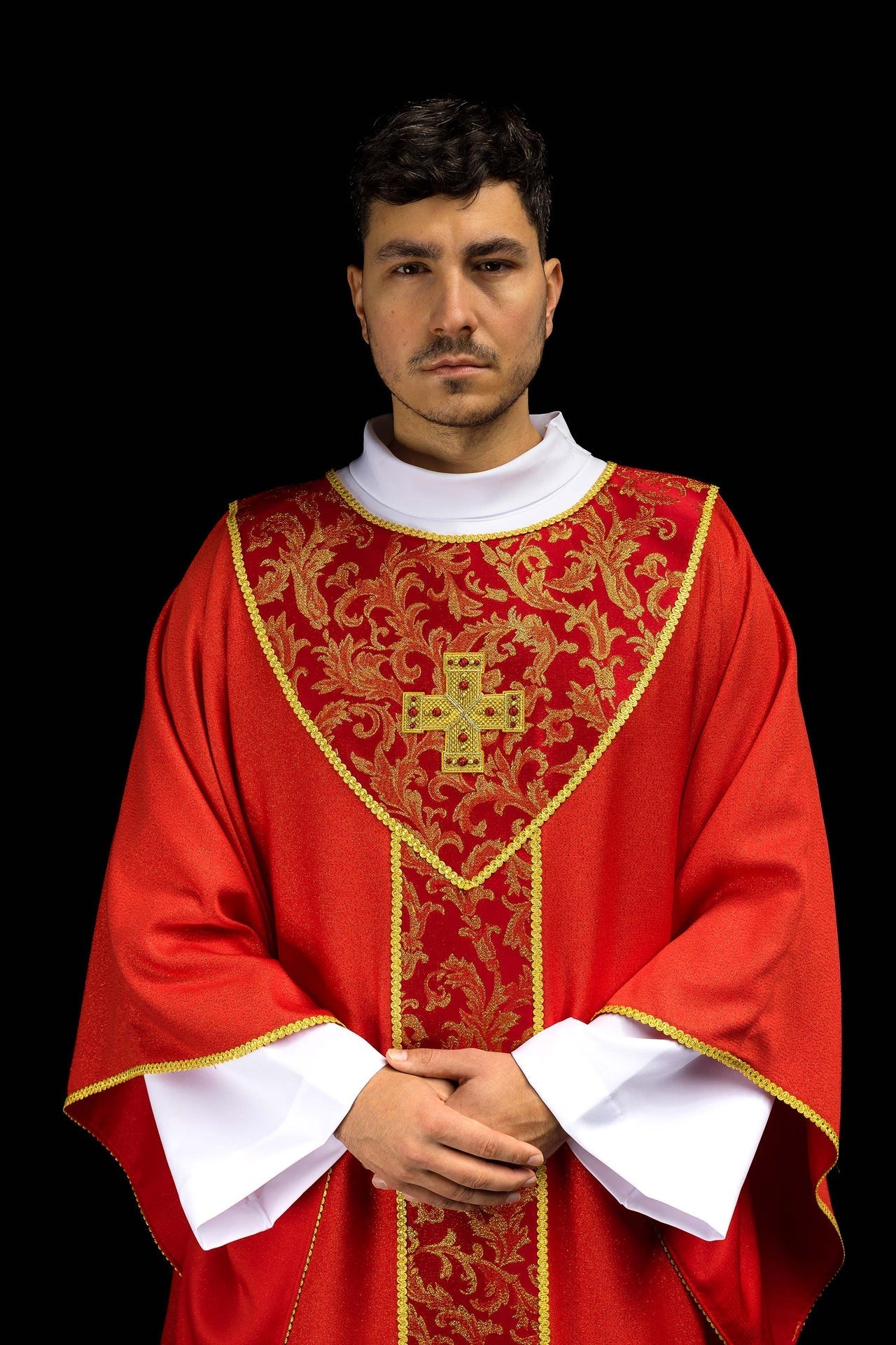 Chasuble rouge avec croix ornée de tissu jacquard LE/7075/02 - CHASUBLES.FR