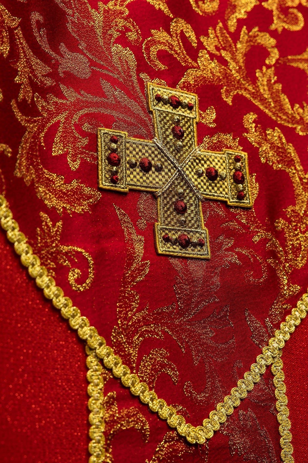 Chasuble rouge avec croix ornée de tissu jacquard LE/7075/02 - CHASUBLES.FR
