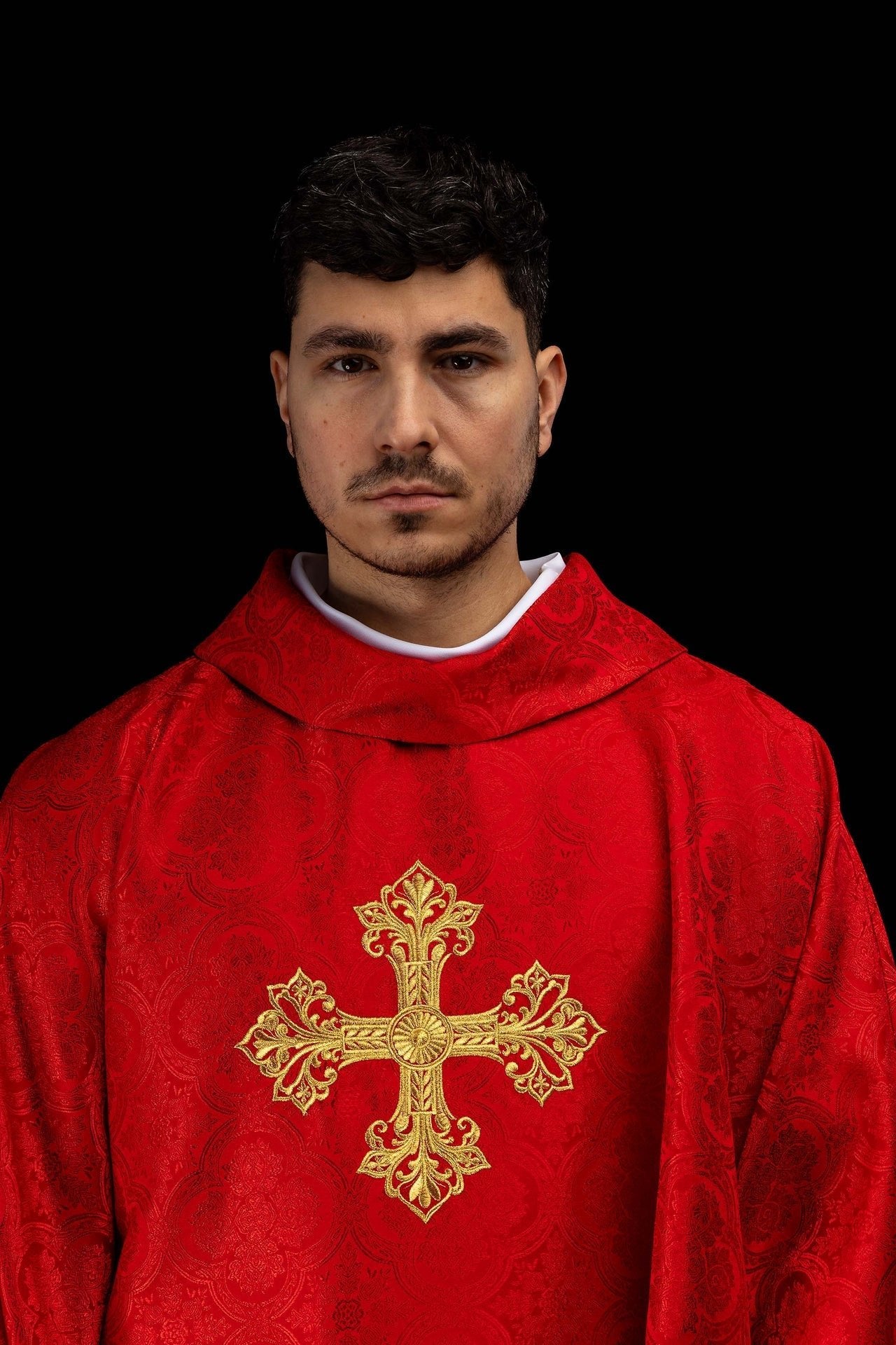 Chasuble rouge avec croix tissu jacquard KOR/403/02/11 - CHASUBLES.FR