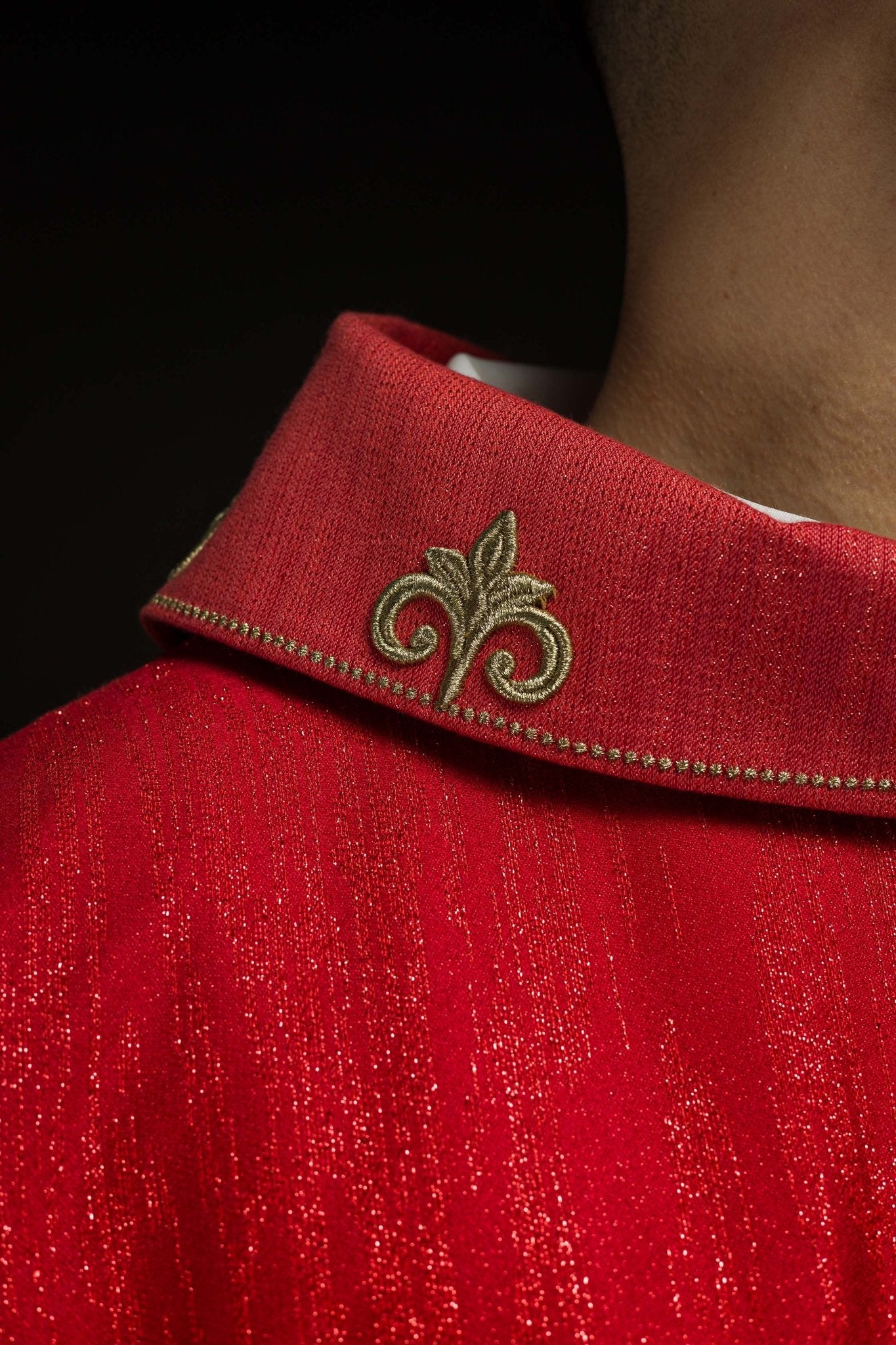 Chasuble rouge avec motif brodé de croix sur tissu ornemental LE/7036/02 - CHASUBLES.FR