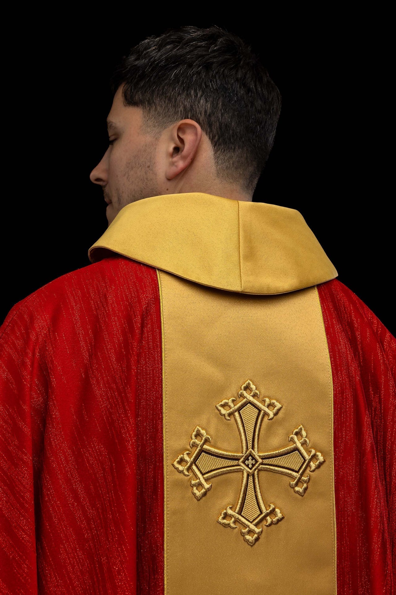 Chasuble rouge avec motif de croix brodé et bande en tissu décoratif LE/7034/02 - CHASUBLES.FR