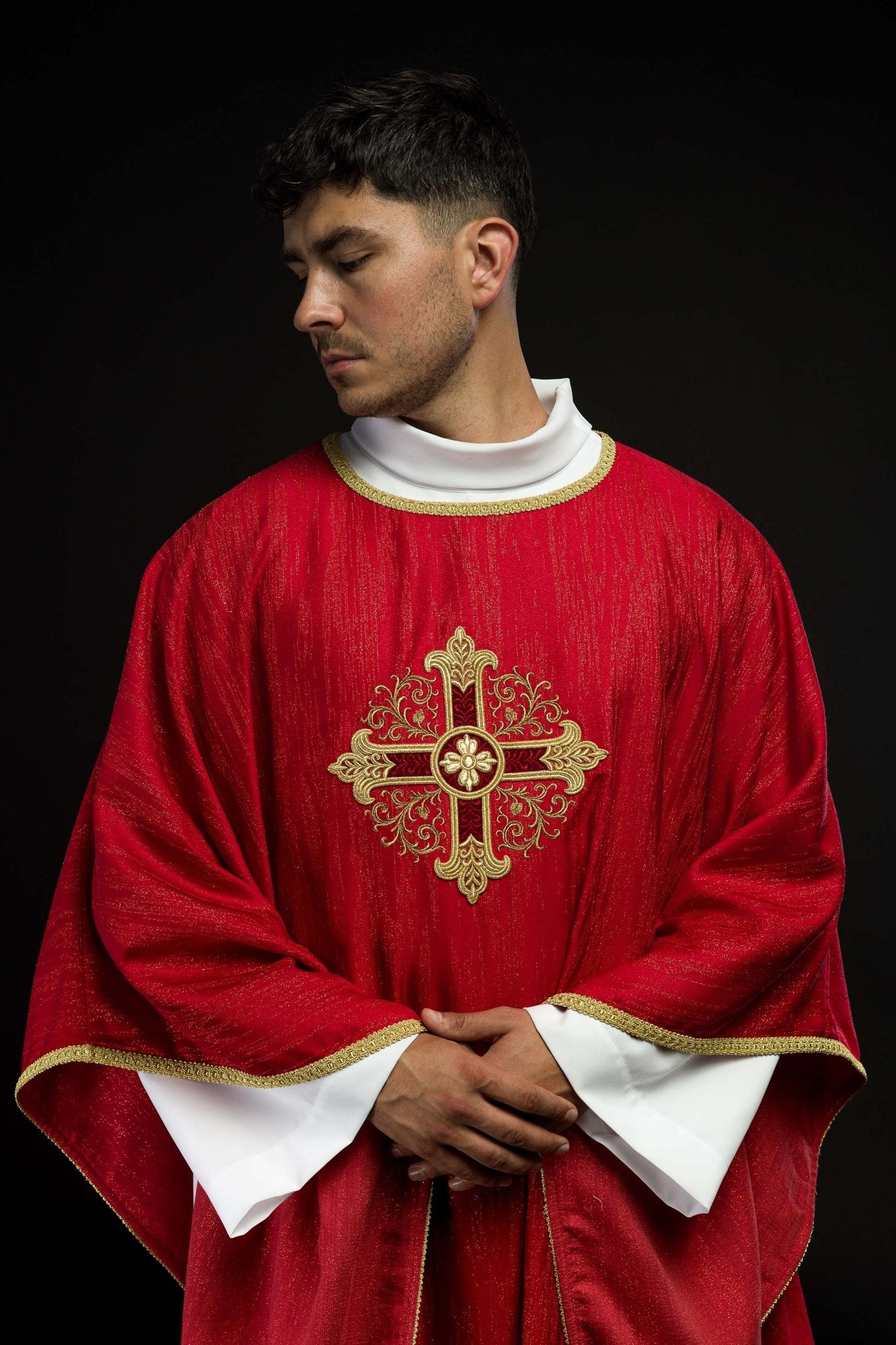 Chasuble rouge avec motif de croix brodé sur tissu décoratif KOA/006/02/99 - CHASUBLES.FR