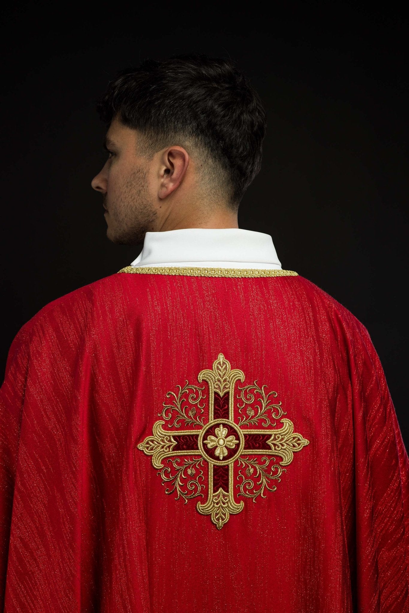 Chasuble rouge avec motif de croix brodé sur tissu décoratif KOA/006/02/99 - CHASUBLES.FR