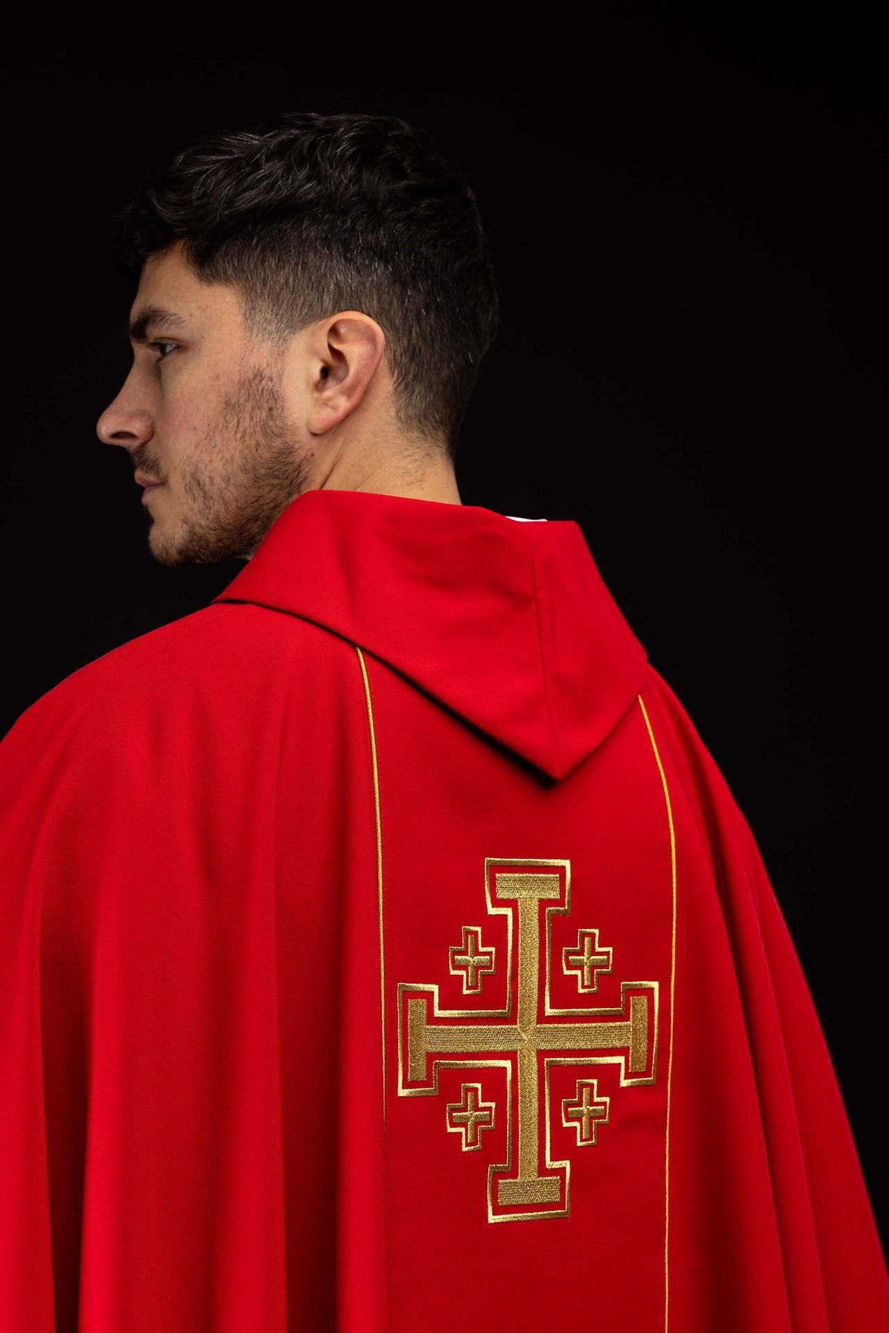Chasuble rouge brodée avec bande et croix de Jérusalem KDT/7046/02/01 - CHASUBLES.FR