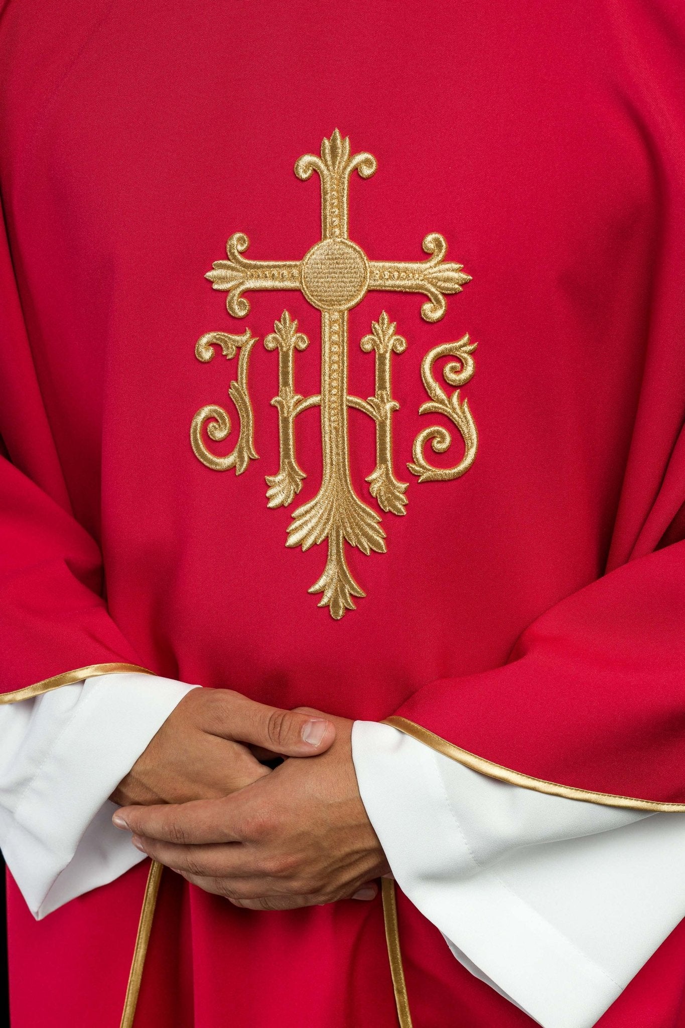 Chasuble rouge brodée avec le symbole JHS KOR/255/02/12 - CHASUBLES.FR