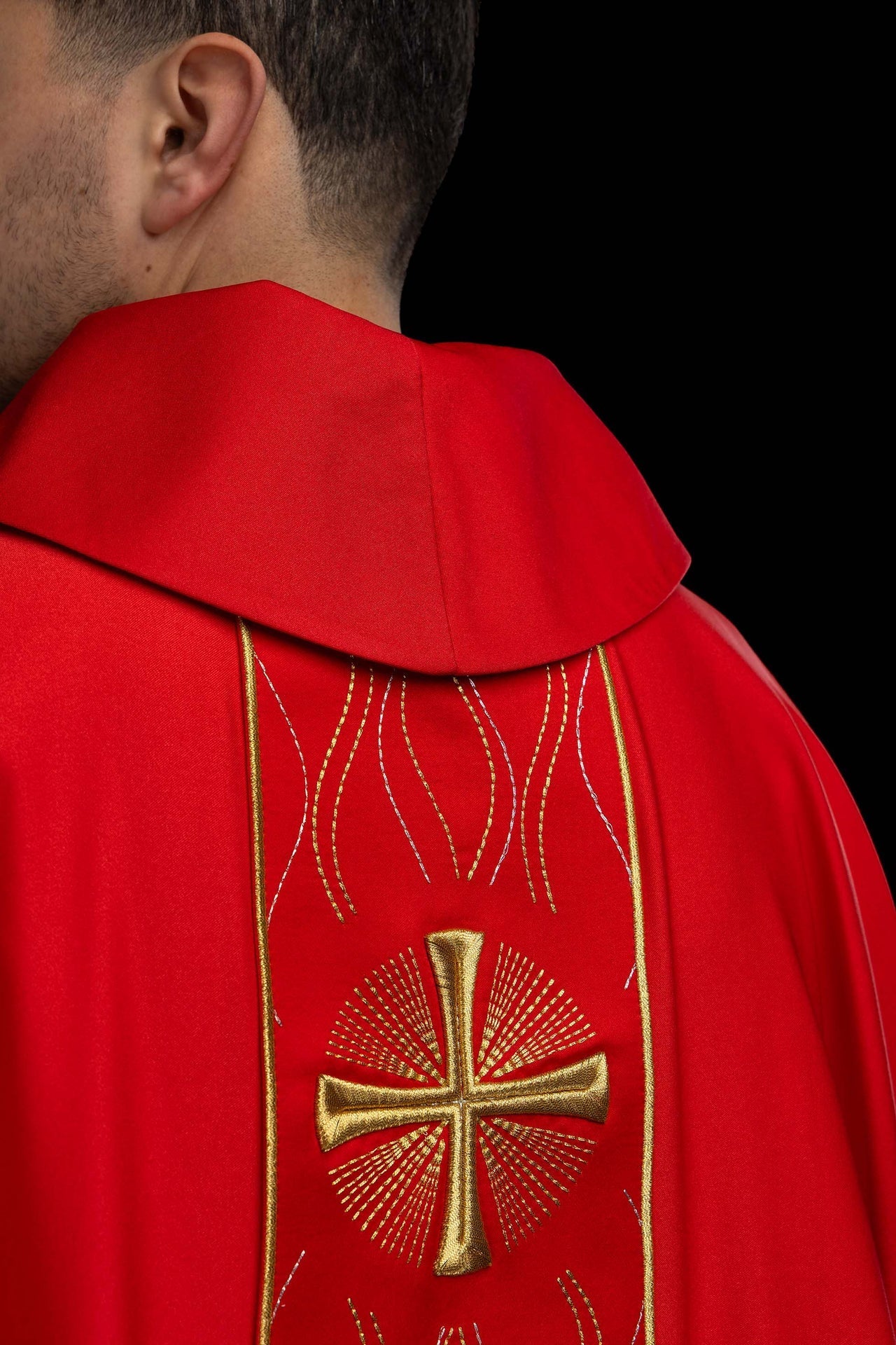 Chasuble rouge brodée avec une croix KOR/277/02/53 - CHASUBLES.FR