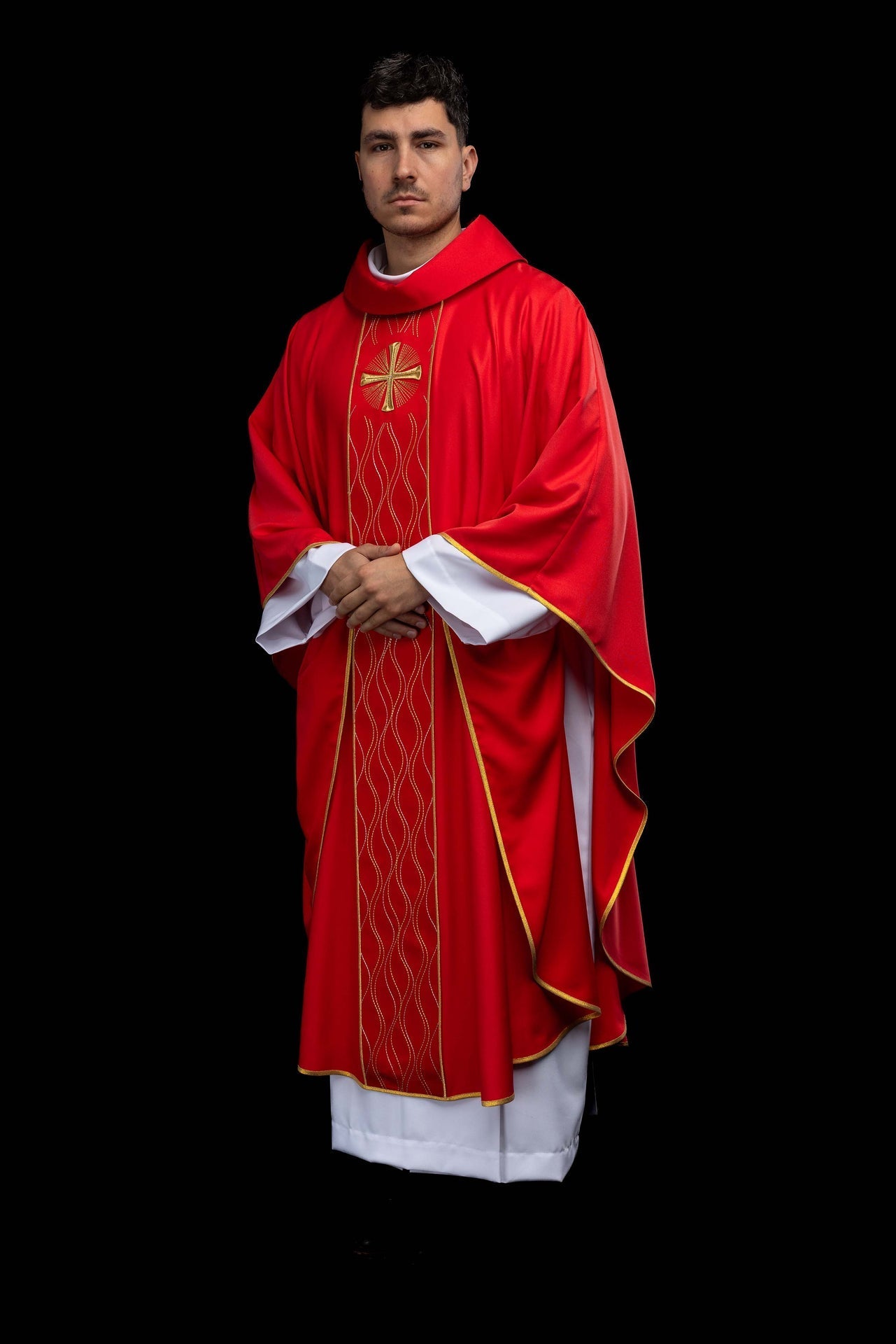 Chasuble rouge brodée avec une croix KOR/277/02/53 - CHASUBLES.FR