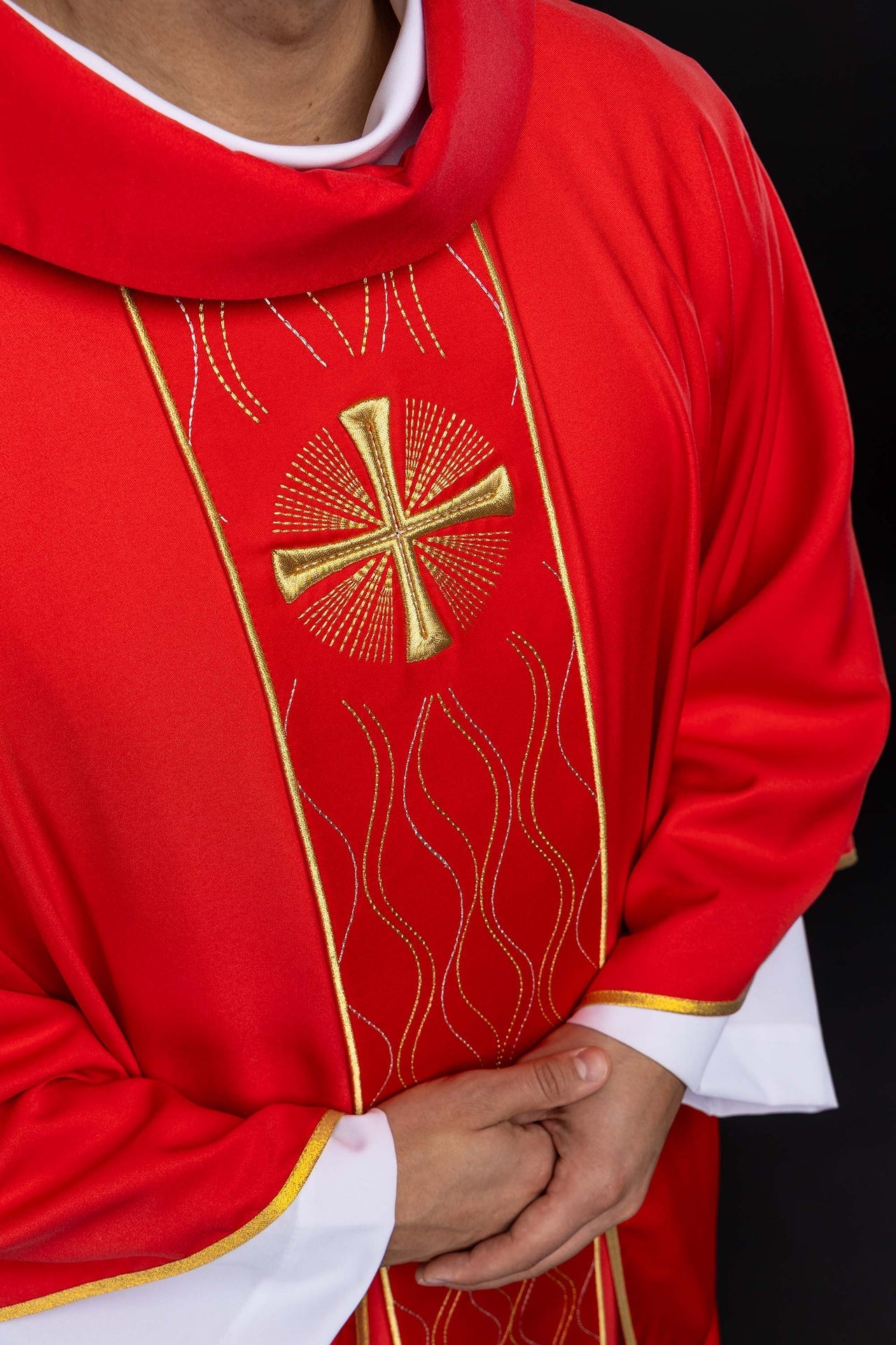 Chasuble rouge brodée avec une croix KOR/277/02/53 - CHASUBLES.FR