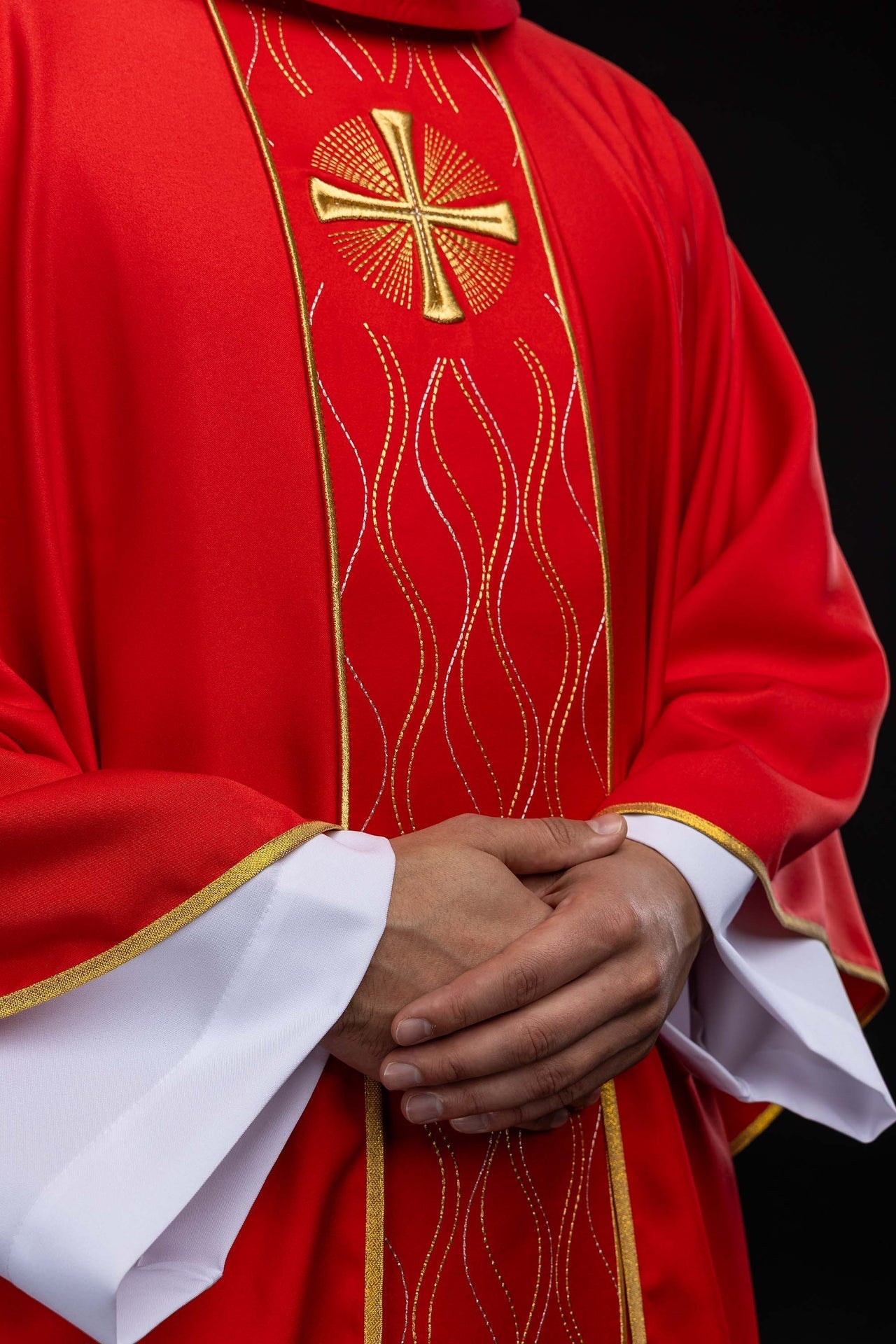 Chasuble rouge brodée avec une croix KOR/277/02/53 - CHASUBLES.FR