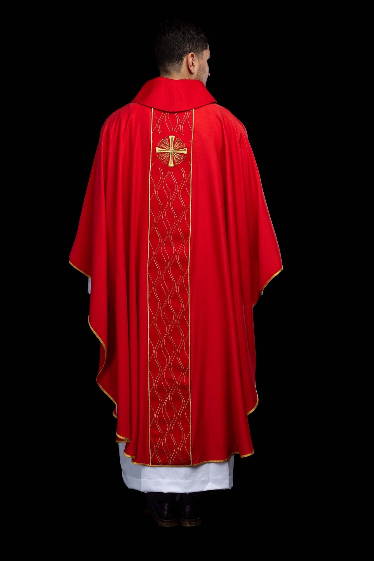 Chasuble rouge brodée avec une croix KOR/277/02/53 - CHASUBLES.FR