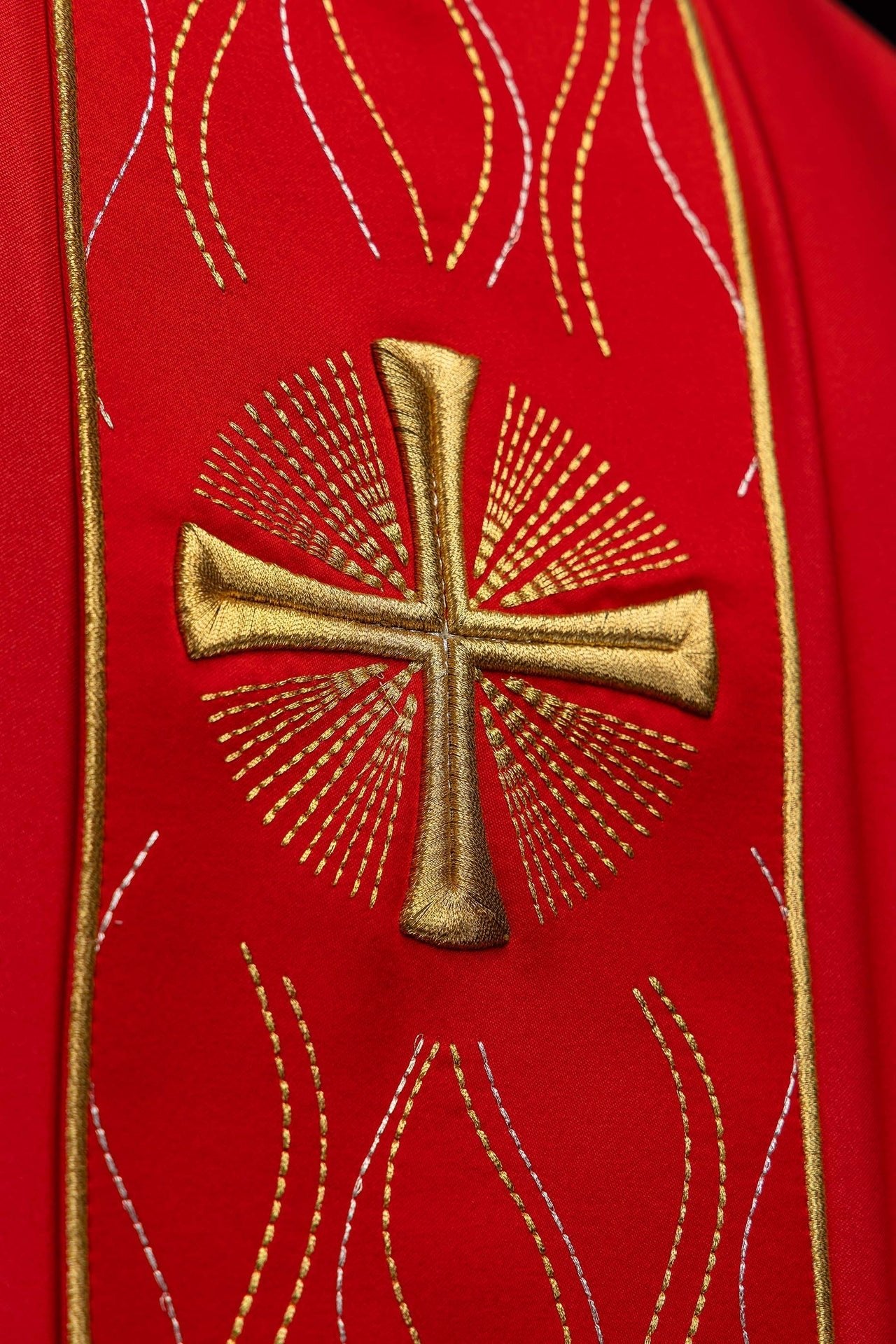 Chasuble rouge brodée avec une croix KOR/277/02/53 - CHASUBLES.FR