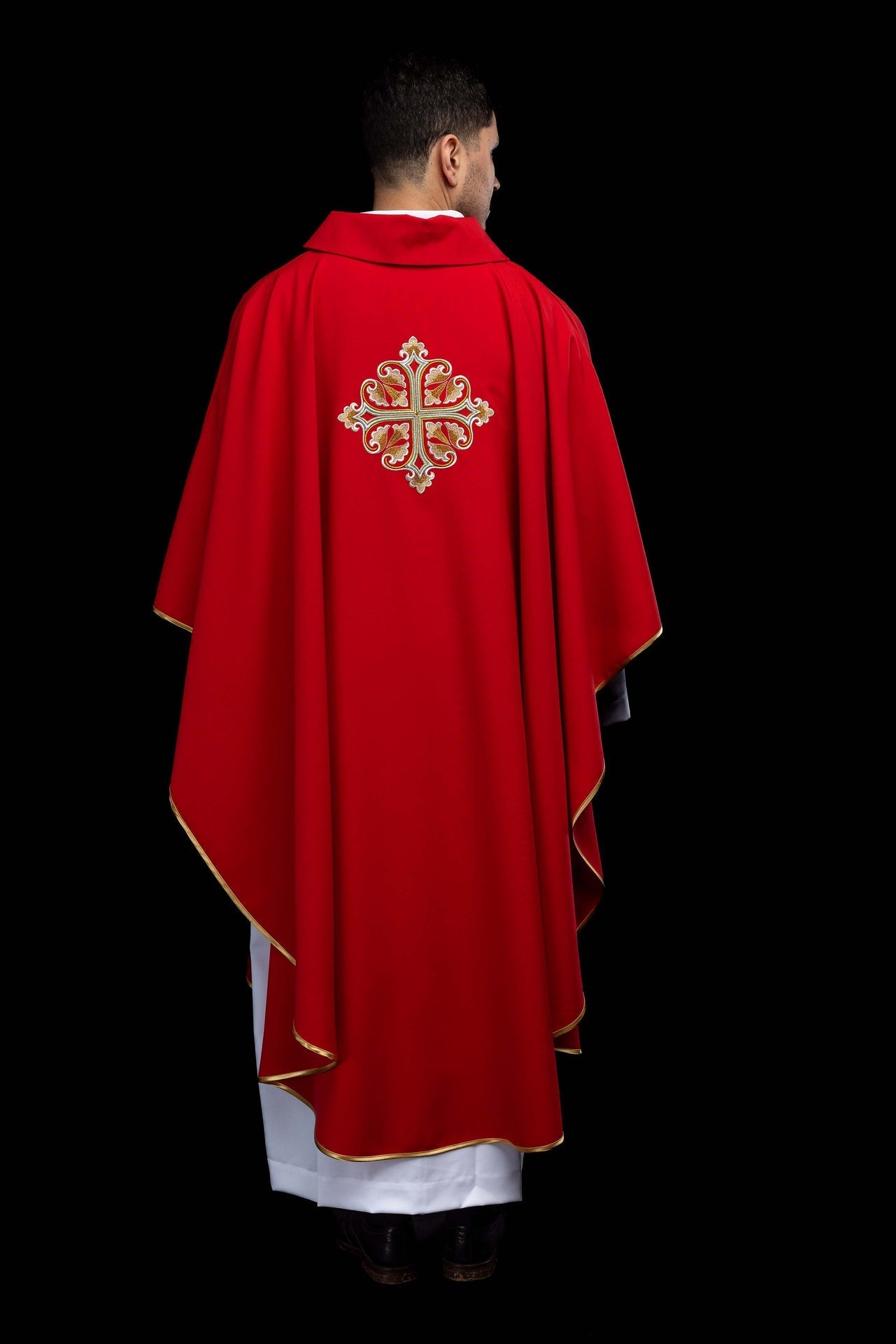 Chasuble rouge brodée avec une croix ornée et un large col KOK/003/02/12/KARO - CHASUBLES.FR