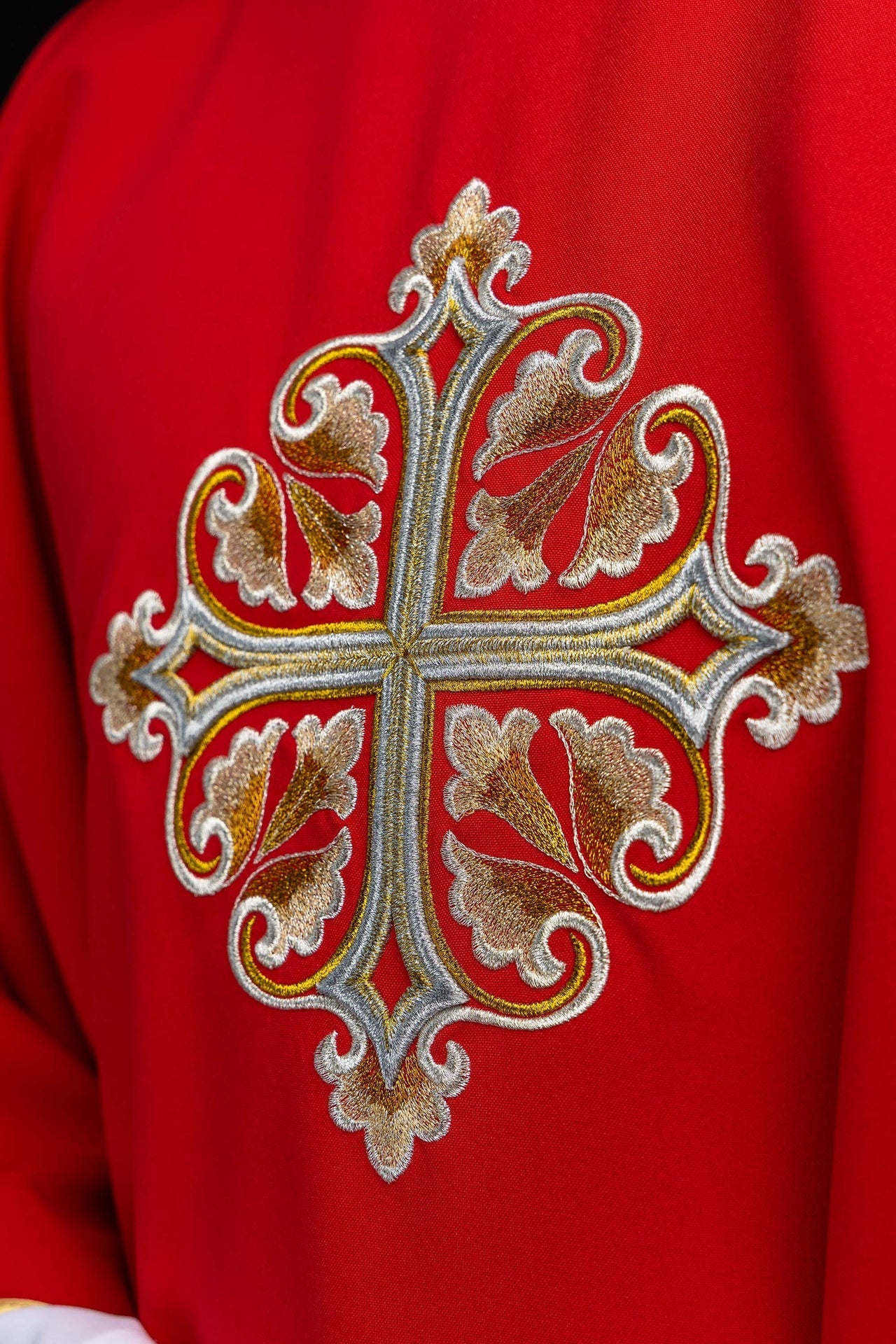Chasuble rouge brodée avec une croix ornée et un large col KOK/003/02/12/KARO - CHASUBLES.FR