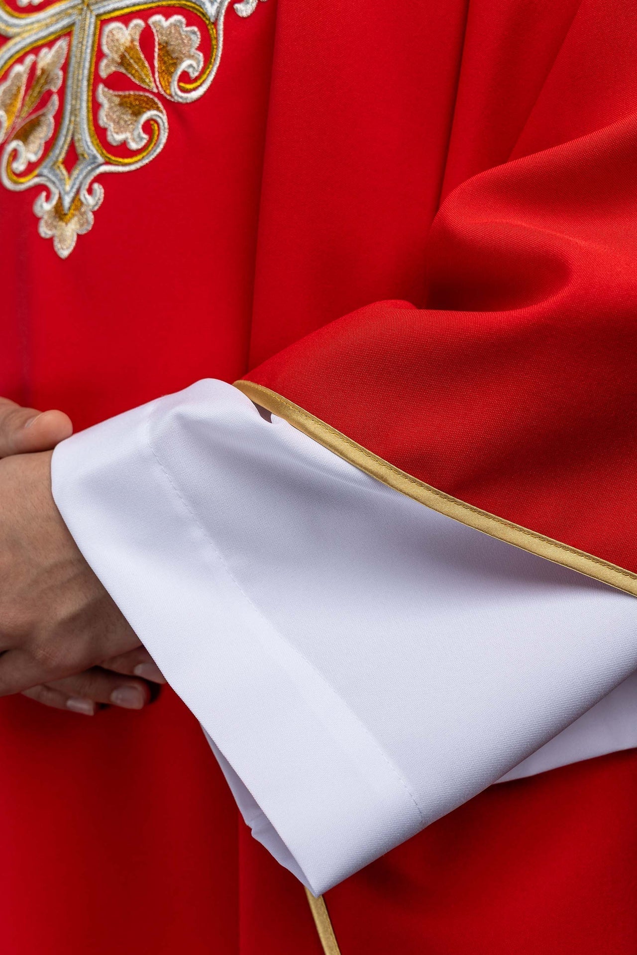 Chasuble rouge brodée avec une croix ornée et un large col KOK/003/02/12/KARO - CHASUBLES.FR