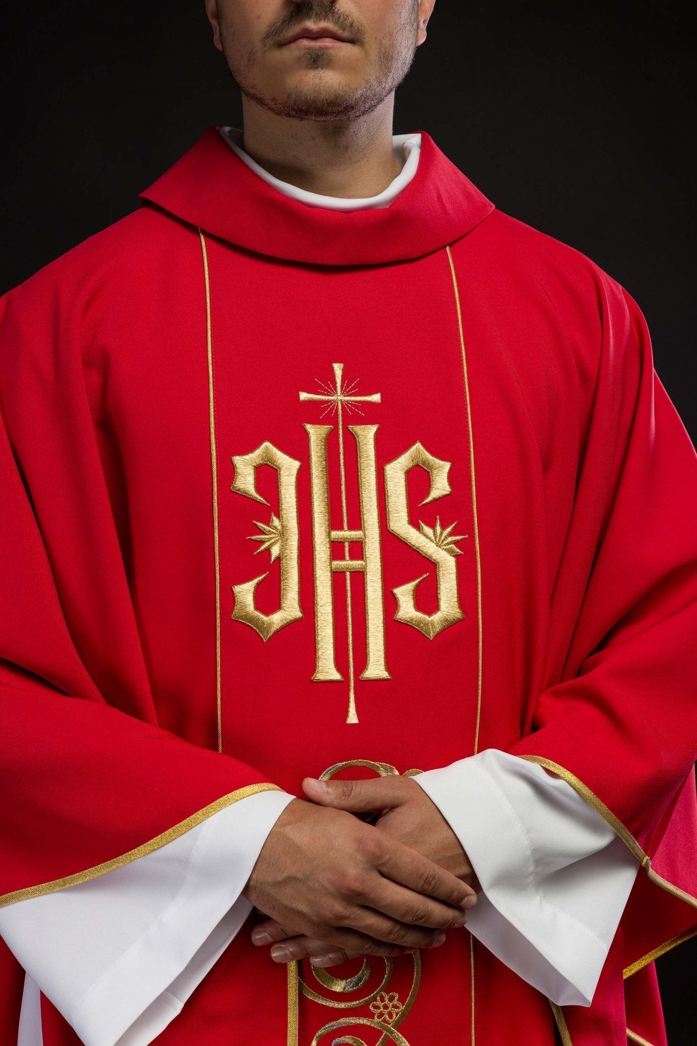 Chasuble rouge brodée de l'IHS KOR/031/02/01 CZERWONY - CHASUBLES.FR