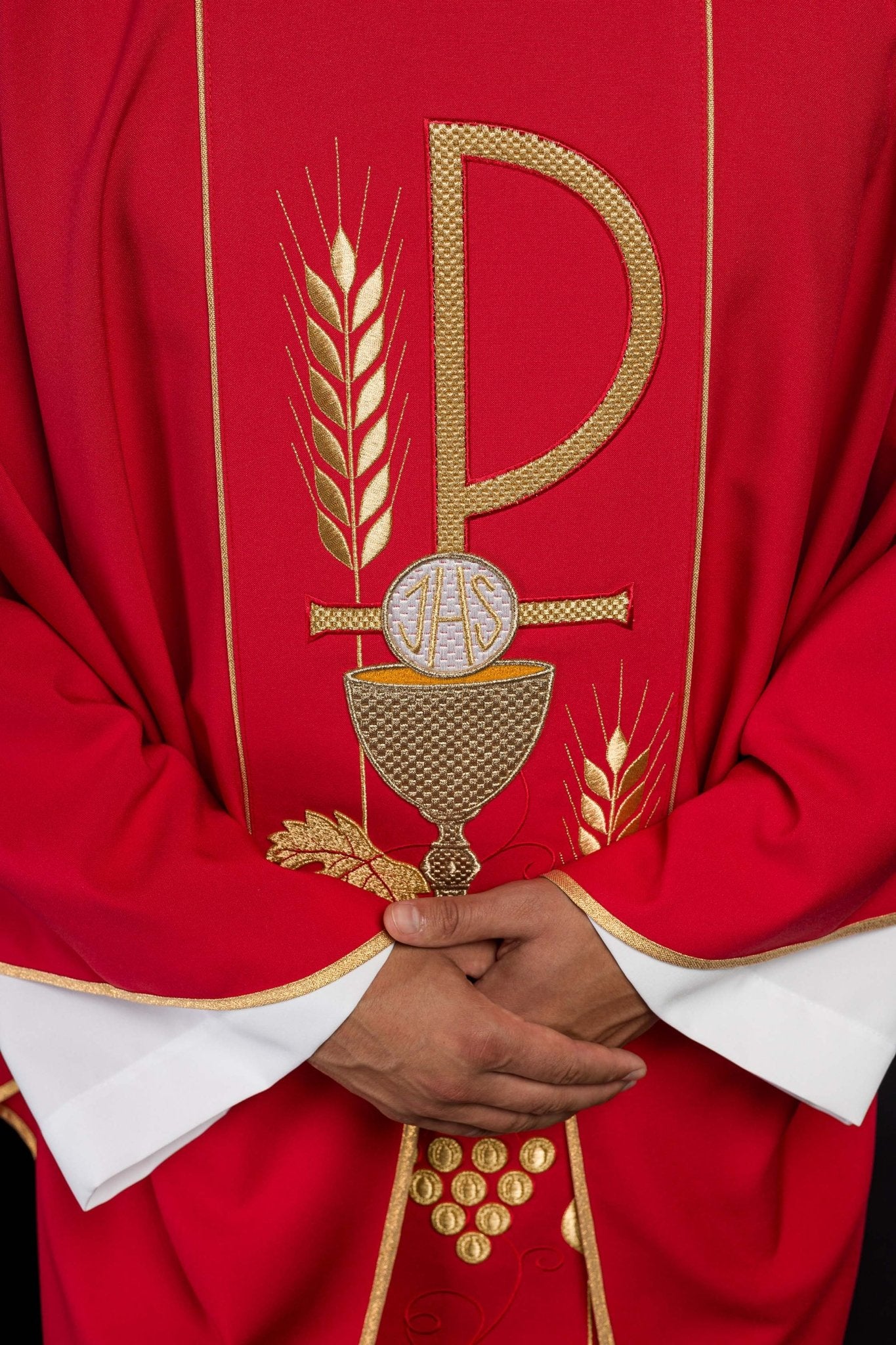 Chasuble rouge brodée du motif du calice de l'IHS KOR/001/02/01 CZERWONY - CHASUBLES.FR