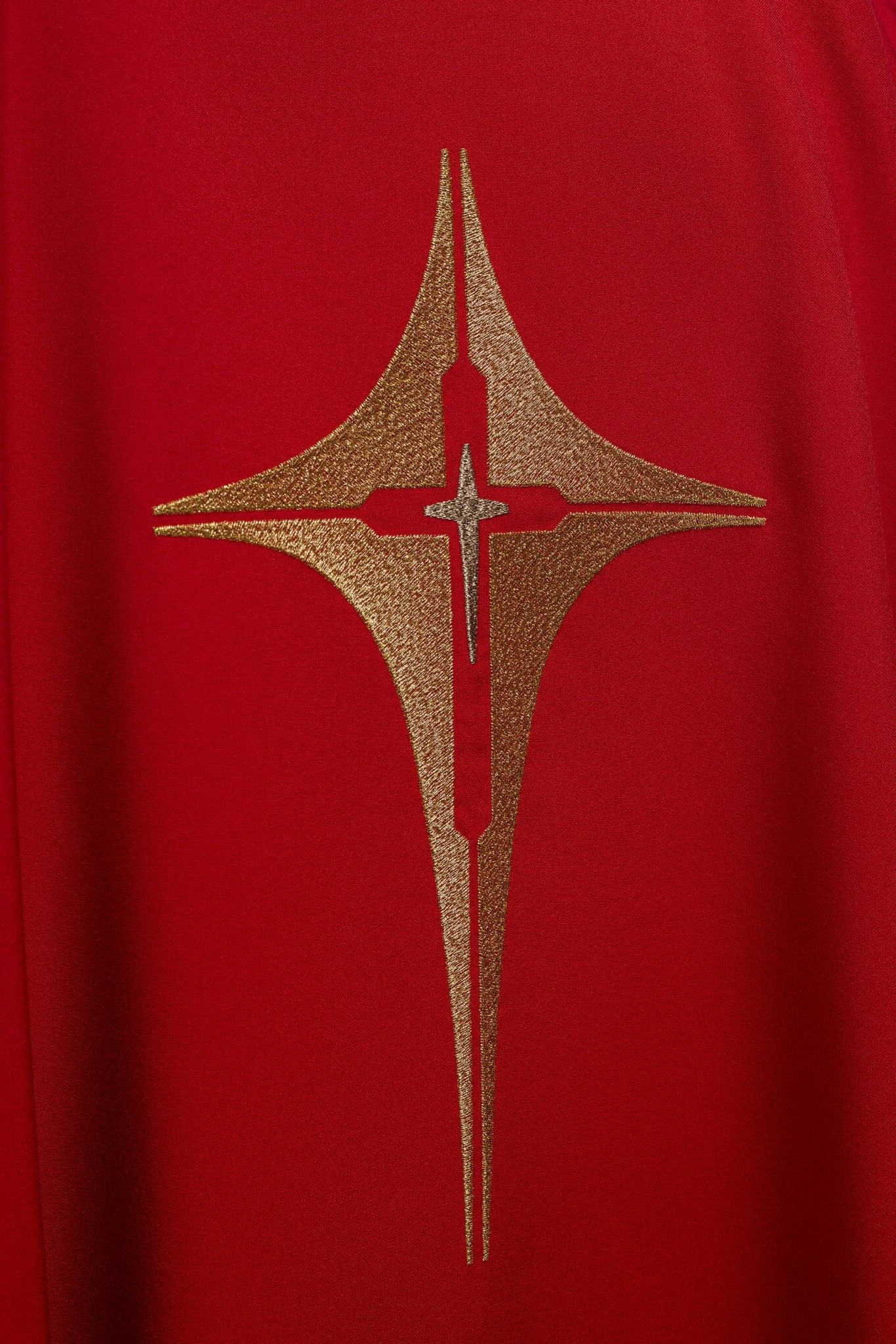 Chasuble rouge brodée d'un motif de croix KOR/002/02/12 CZERWONY - CHASUBLES.FR