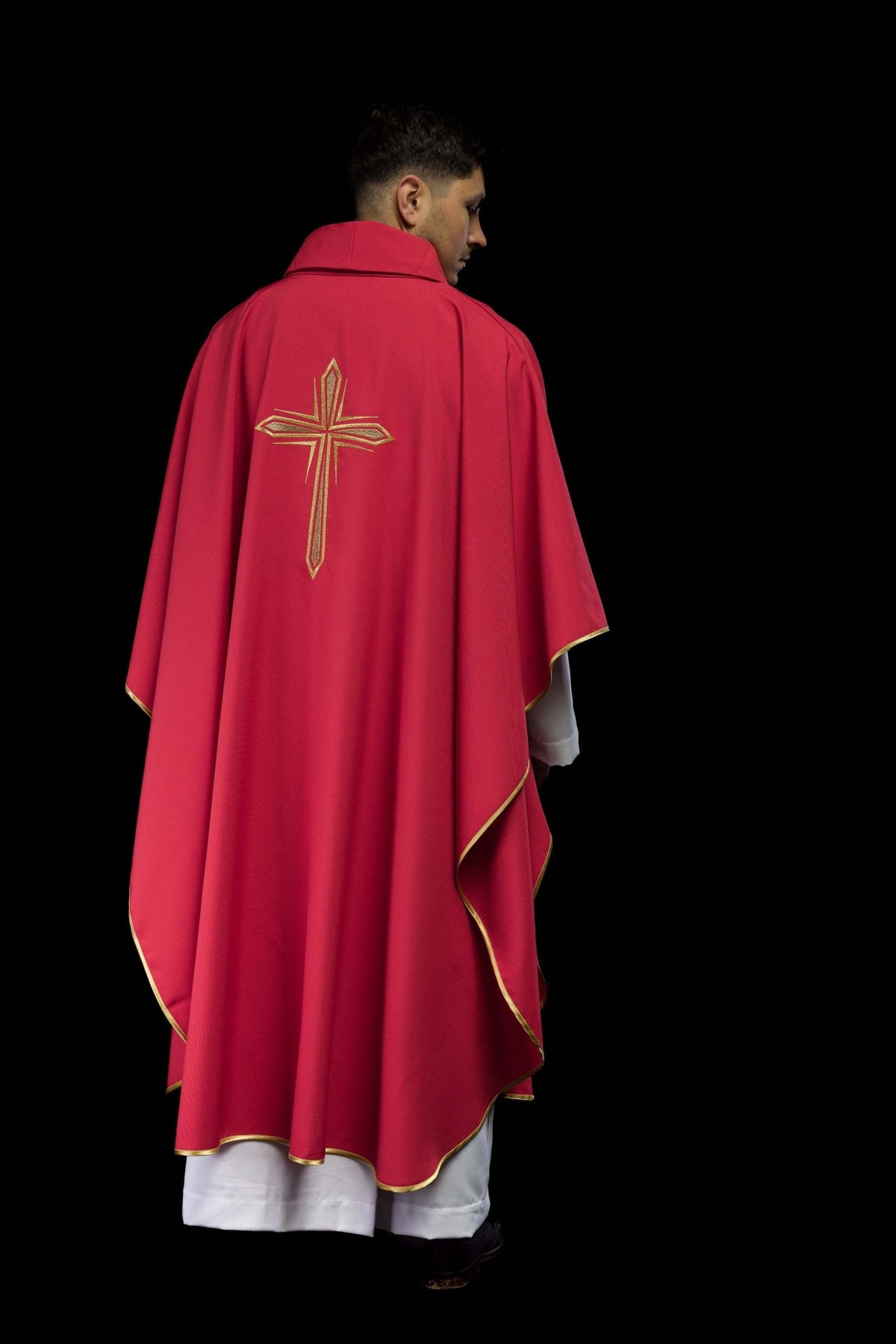 Chasuble rouge brodée d'une croix KOR/037/02/12 CZERWONY - CHASUBLES.FR