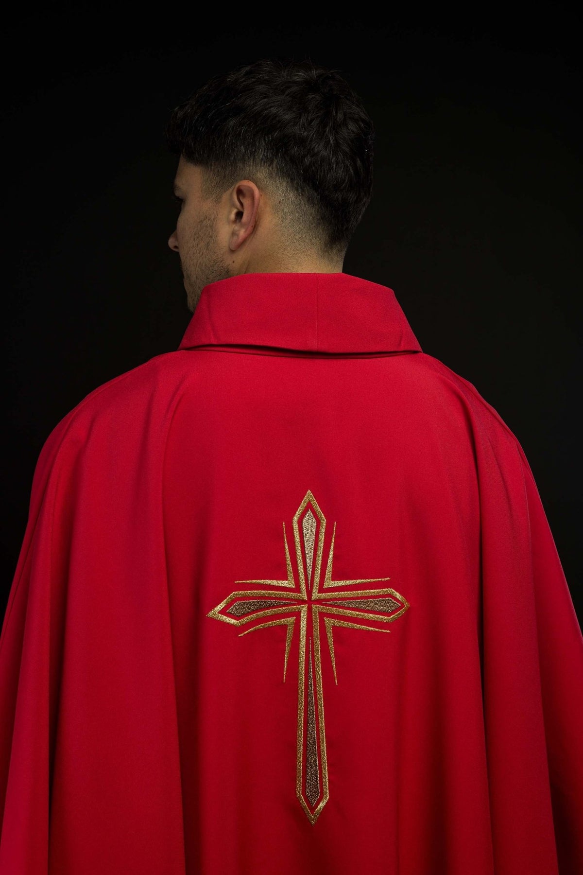 Chasuble rouge brodée d'une croix KOR/037/02/12 CZERWONY - CHASUBLES.FR