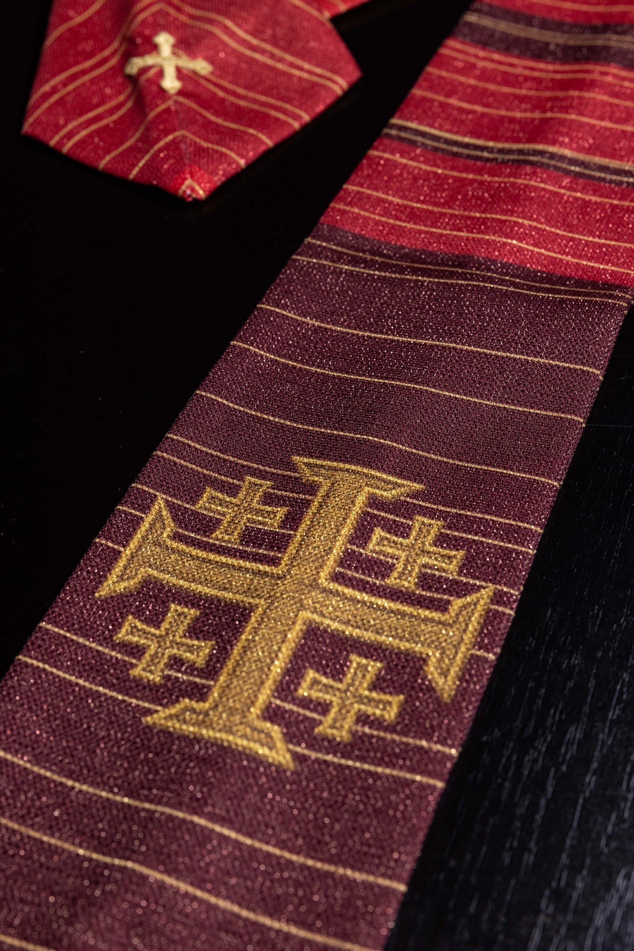 Chasuble rouge imprimée avec la Croix de Jérusalem KOD/7001/02/40 - CHASUBLES.FR