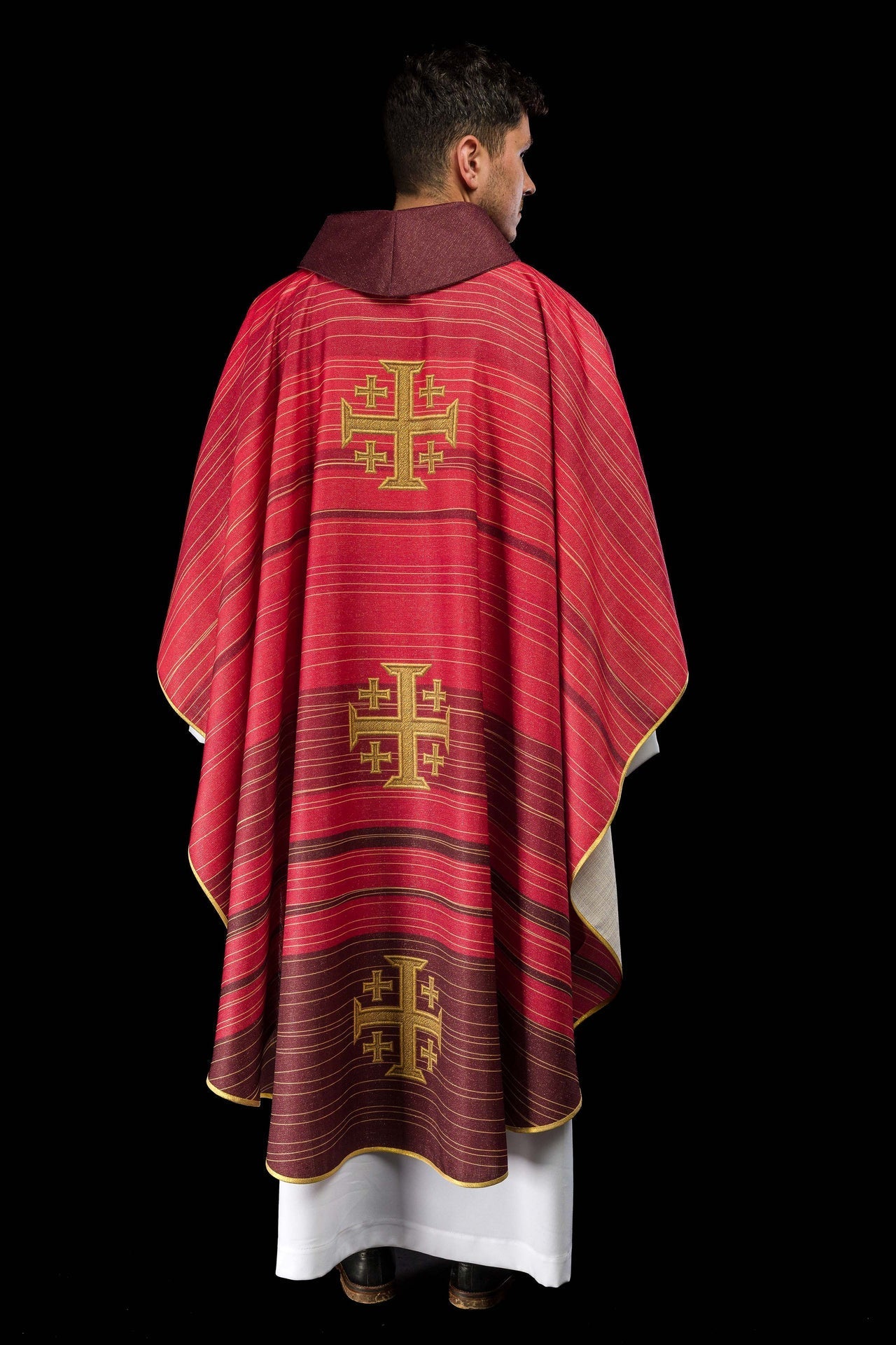 Chasuble rouge imprimée avec la Croix de Jérusalem KOD/7001/02/40 - CHASUBLES.FR