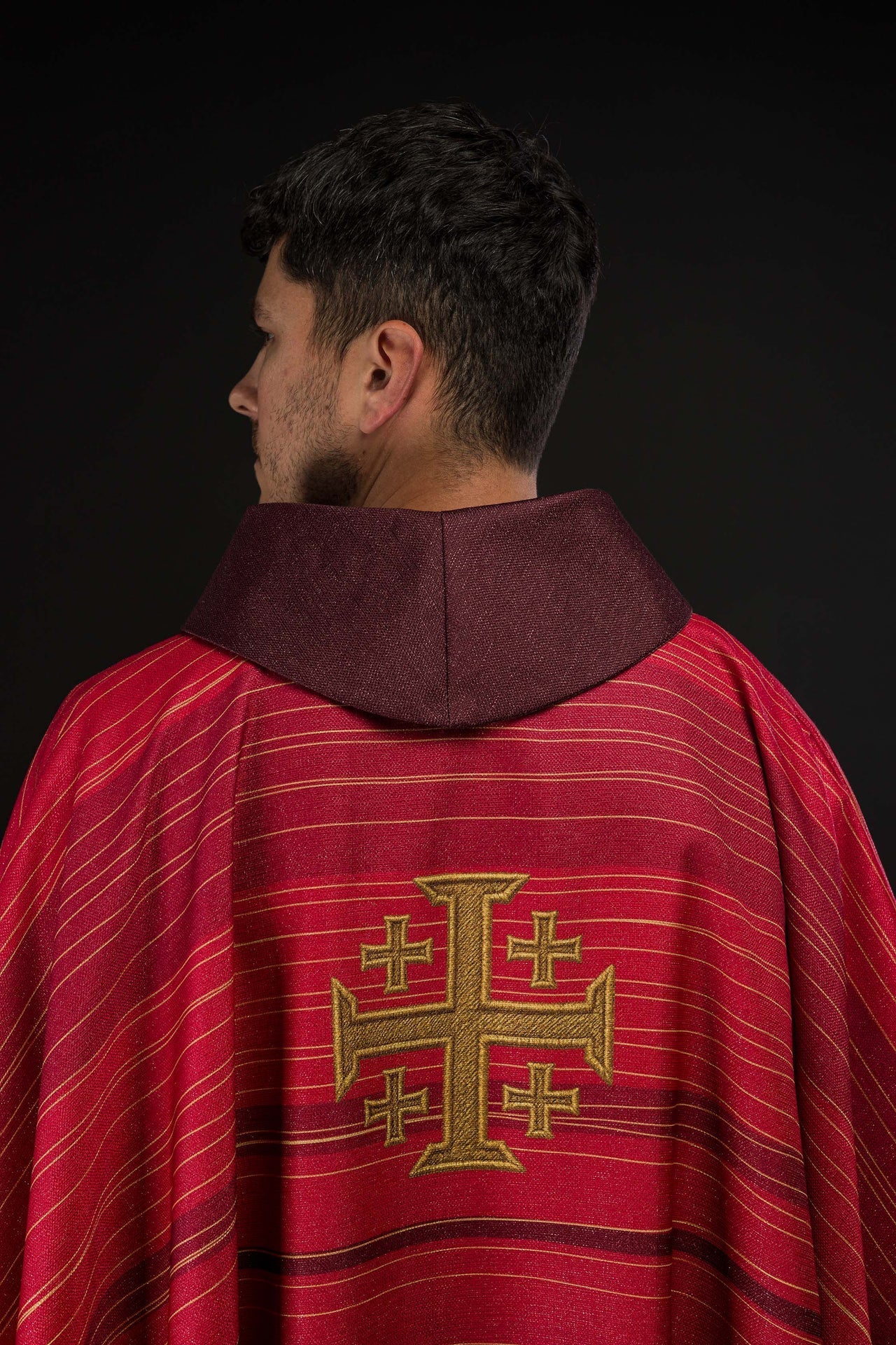 Chasuble rouge imprimée avec la Croix de Jérusalem KOD/7001/02/40 - CHASUBLES.FR