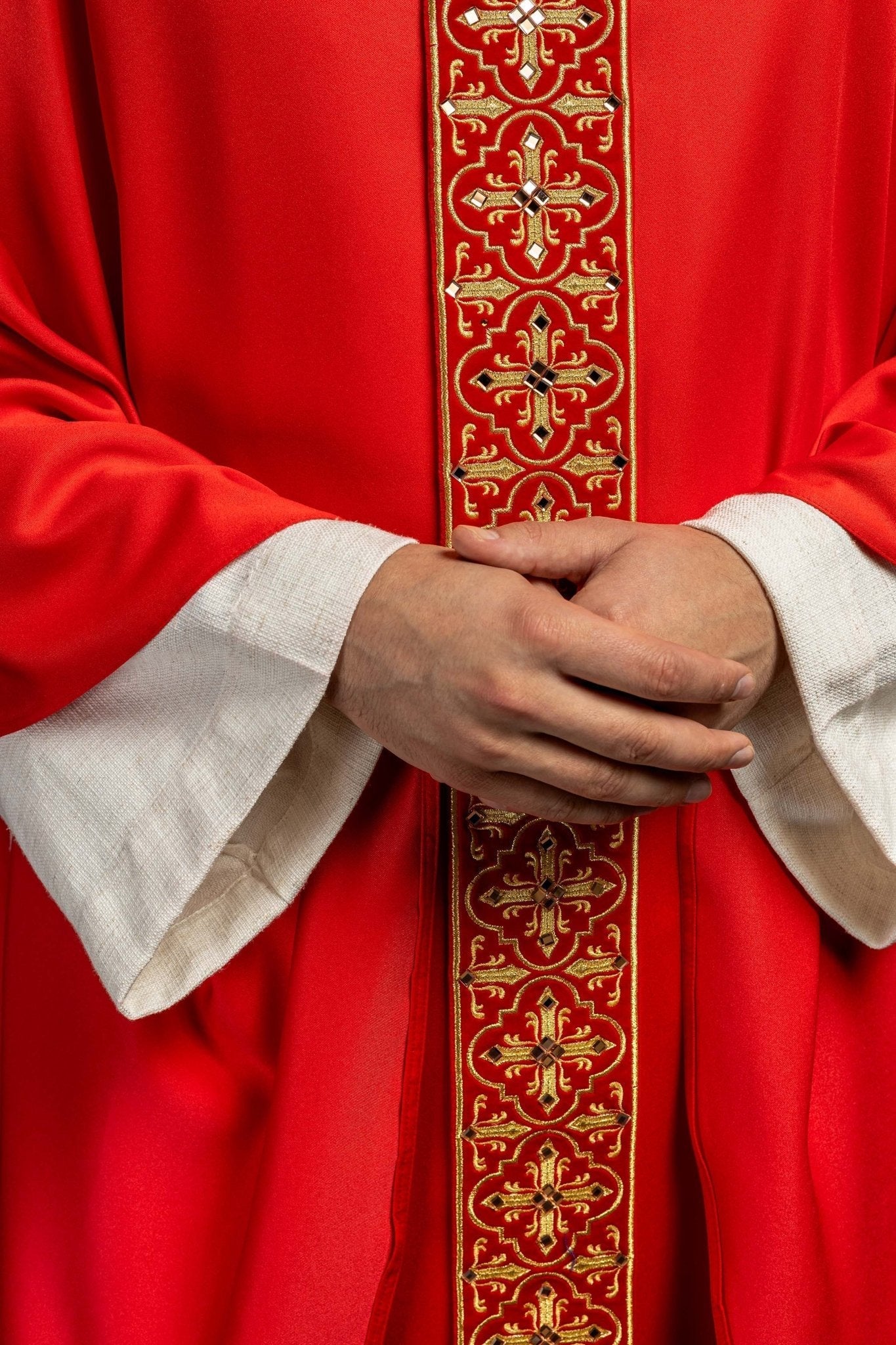 Chasuble rouge ornée de 500 pierres avec bande étroite LE/7104/02 - CHASUBLES.FR