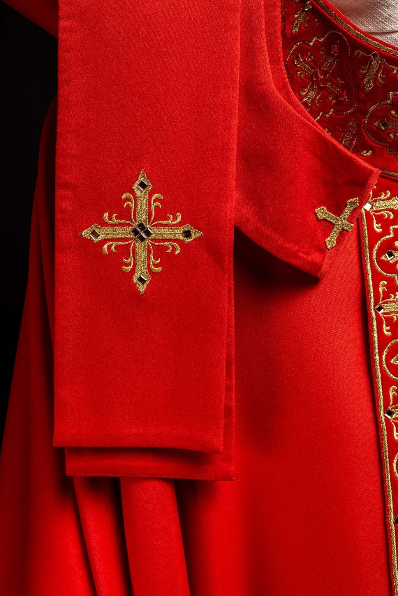 Chasuble rouge ornée de 500 pierres avec bande étroite LE/7104/02 - CHASUBLES.FR
