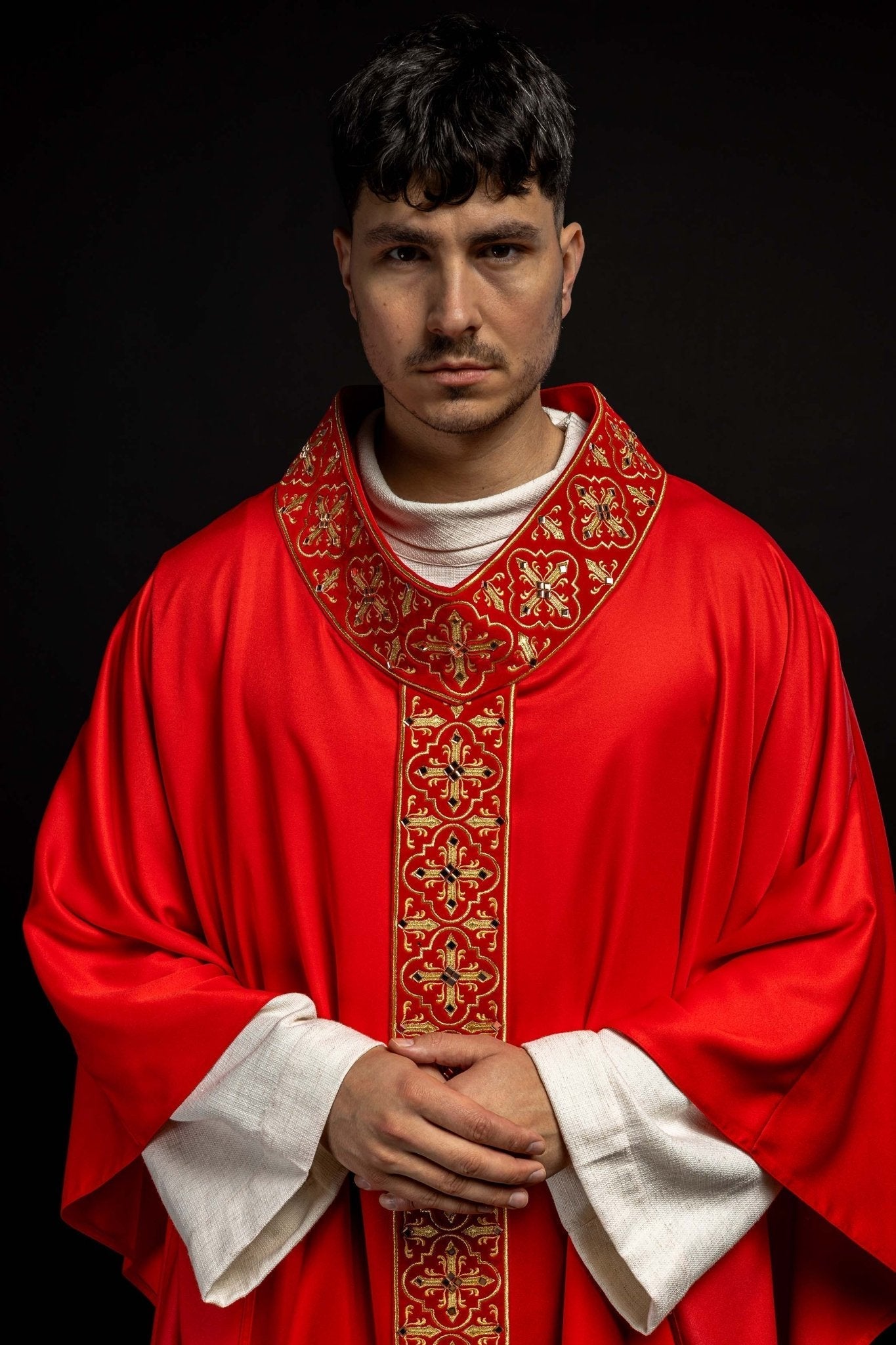 Chasuble rouge ornée de 500 pierres avec bande étroite LE/7104/02 - CHASUBLES.FR