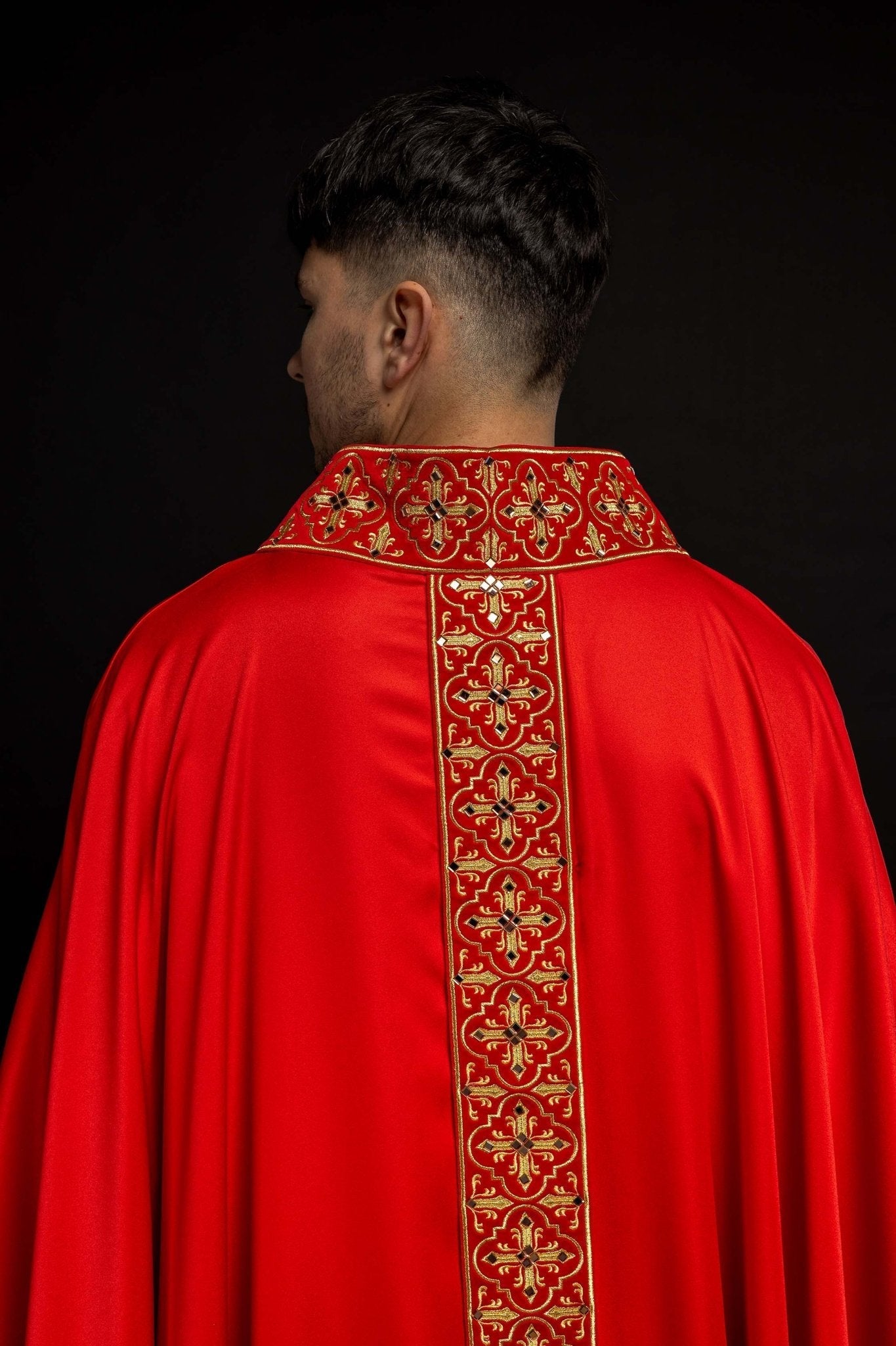 Chasuble rouge ornée de 500 pierres avec bande étroite LE/7104/02 - CHASUBLES.FR