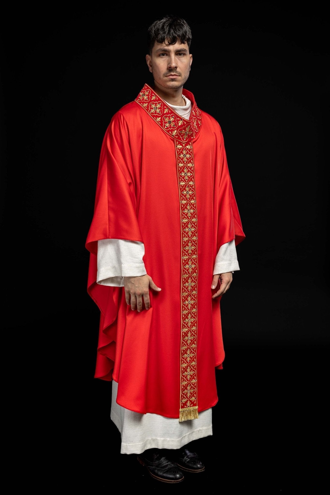 Chasuble rouge ornée de 500 pierres avec bande étroite LE/7104/02 - CHASUBLES.FR