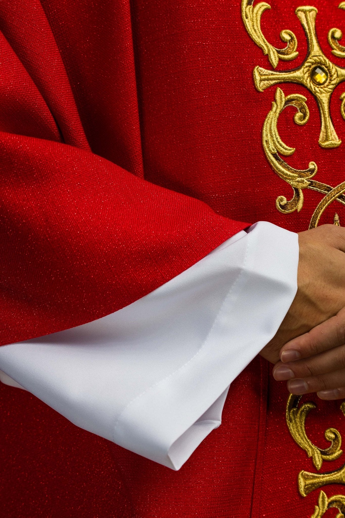 Chasuble rouge richement brodée de pierres LE/7014/02 - CHASUBLES.FR