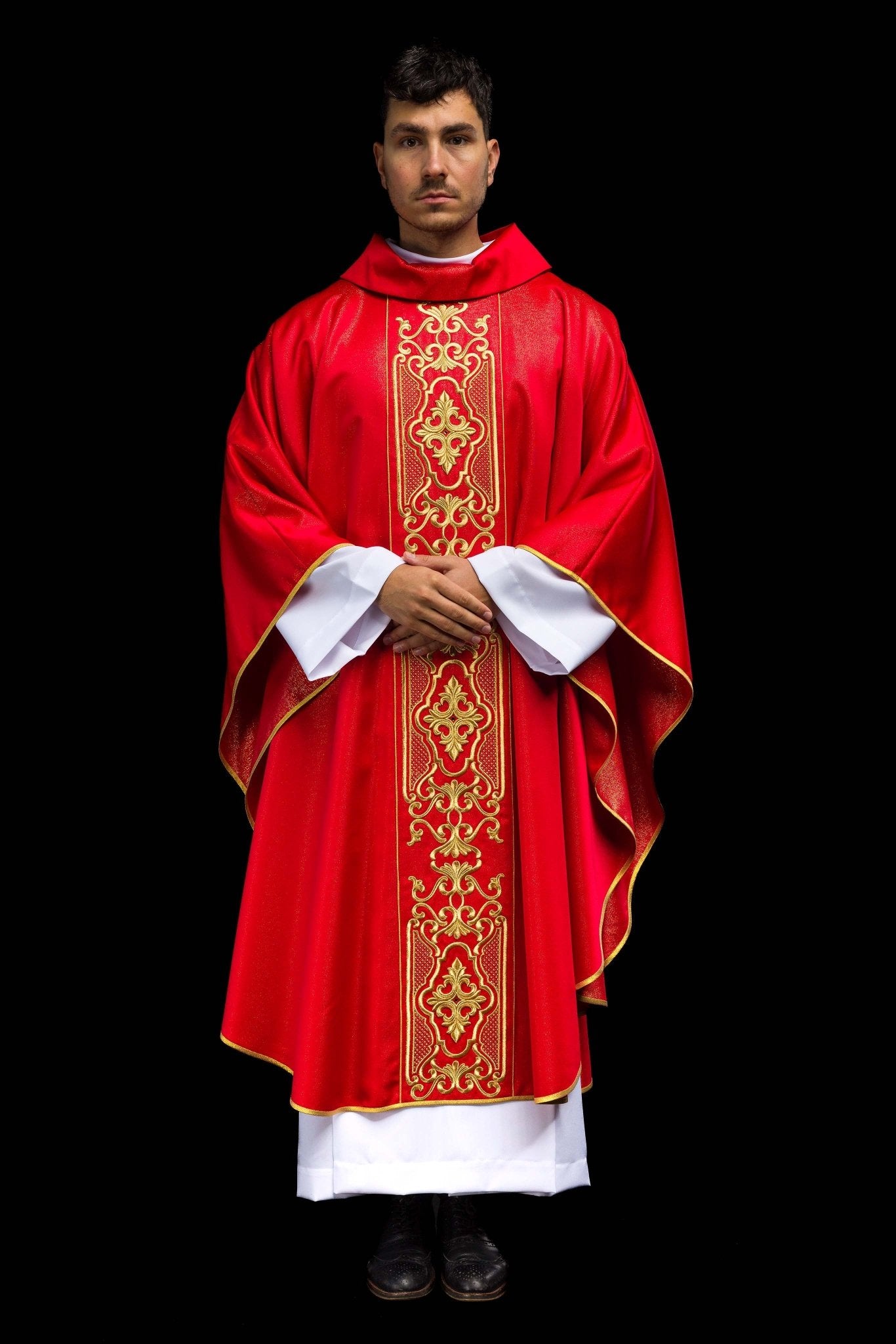 Chasuble rouge richement brodée et brillante LE/7021/02 - CHASUBLES.FR