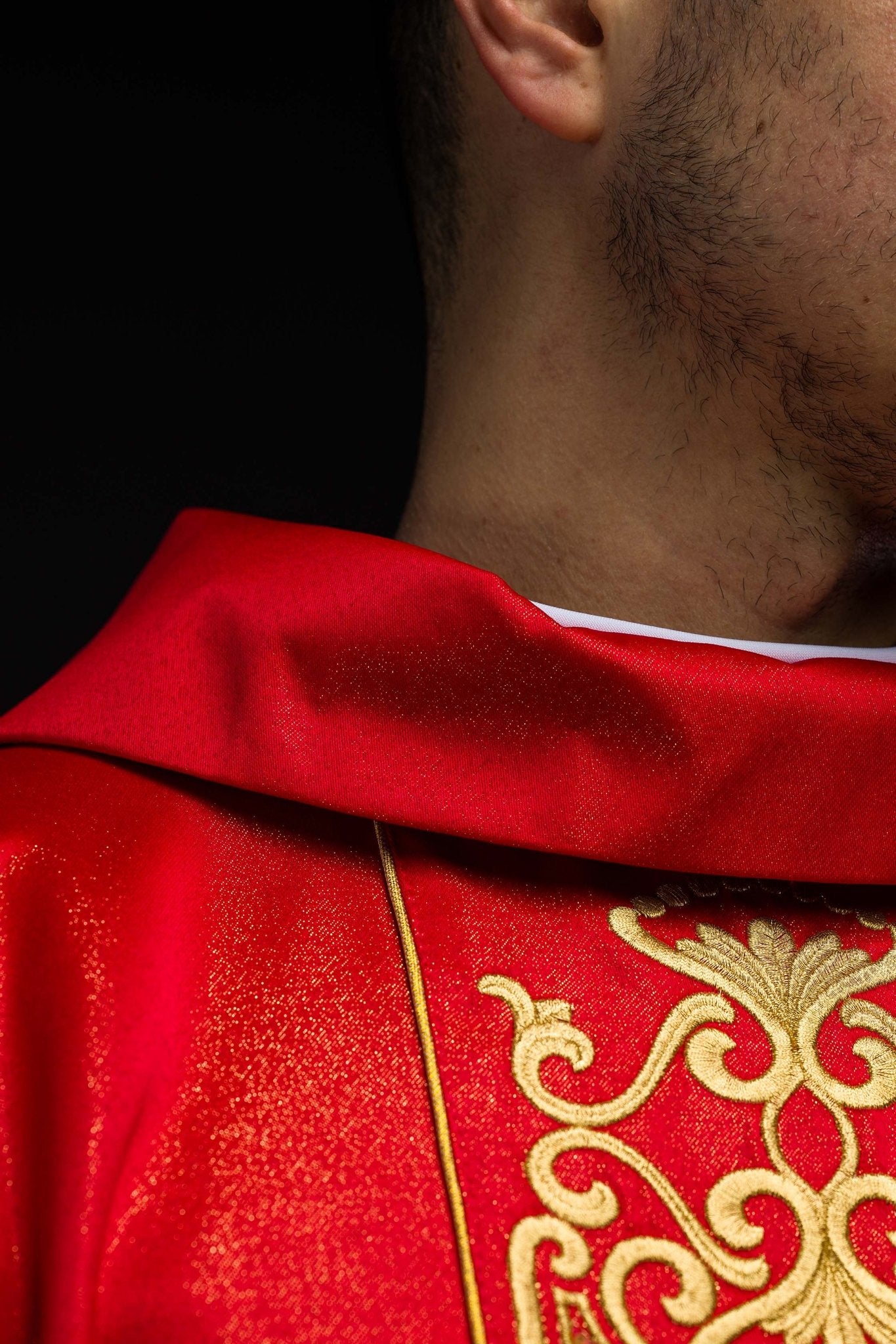 Chasuble rouge richement brodée et brillante LE/7021/02 - CHASUBLES.FR