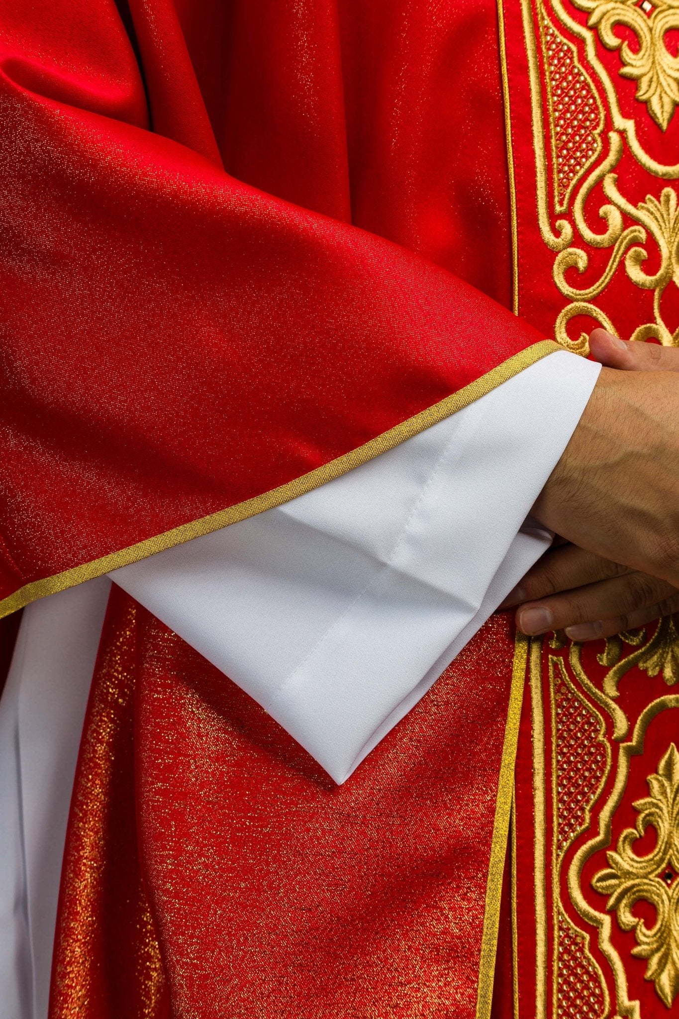 Chasuble rouge richement brodée et brillante LE/7021/02 - CHASUBLES.FR