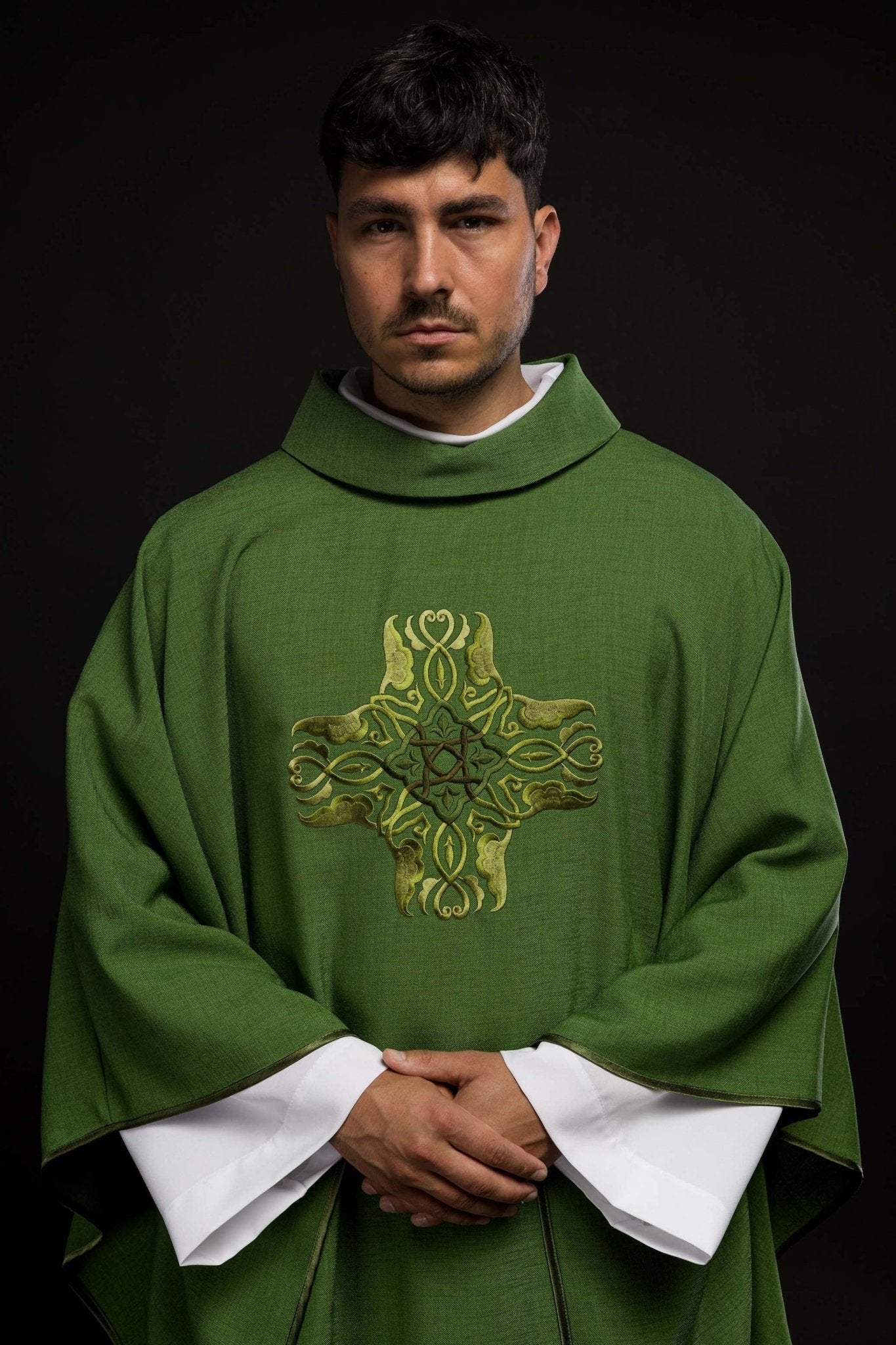 Chasuble vert avec une broderie de Croix HA7035 - 01 ZIELONY - CHASUBLES.FR