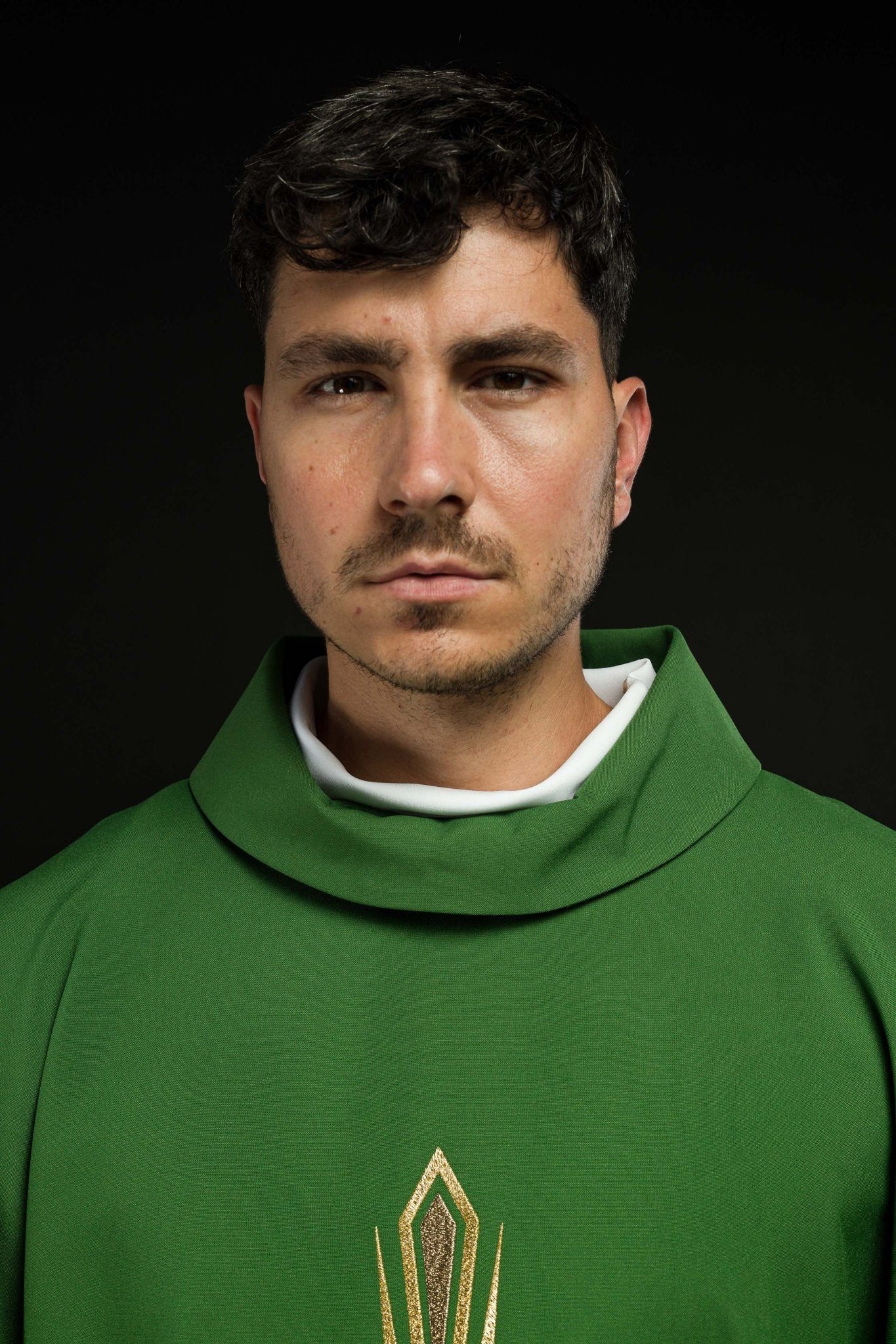 Chasuble verte avec broderie en croix KOR/037/01/12 ZIELONY - CHASUBLES.FR
