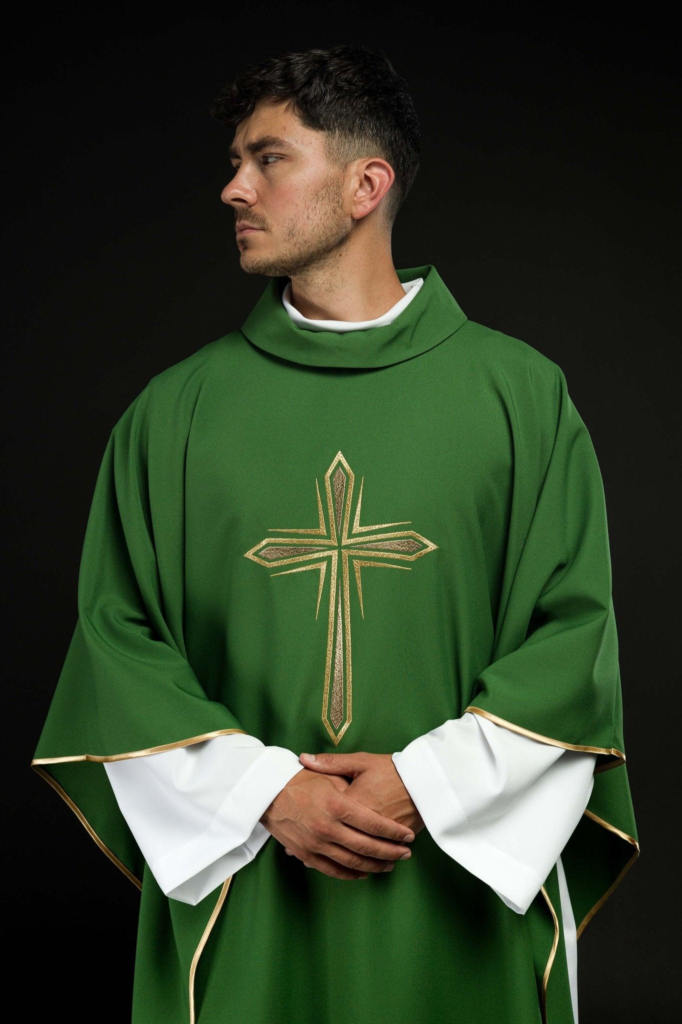 Chasuble verte avec broderie en croix KOR/037/01/12 ZIELONY - CHASUBLES.FR