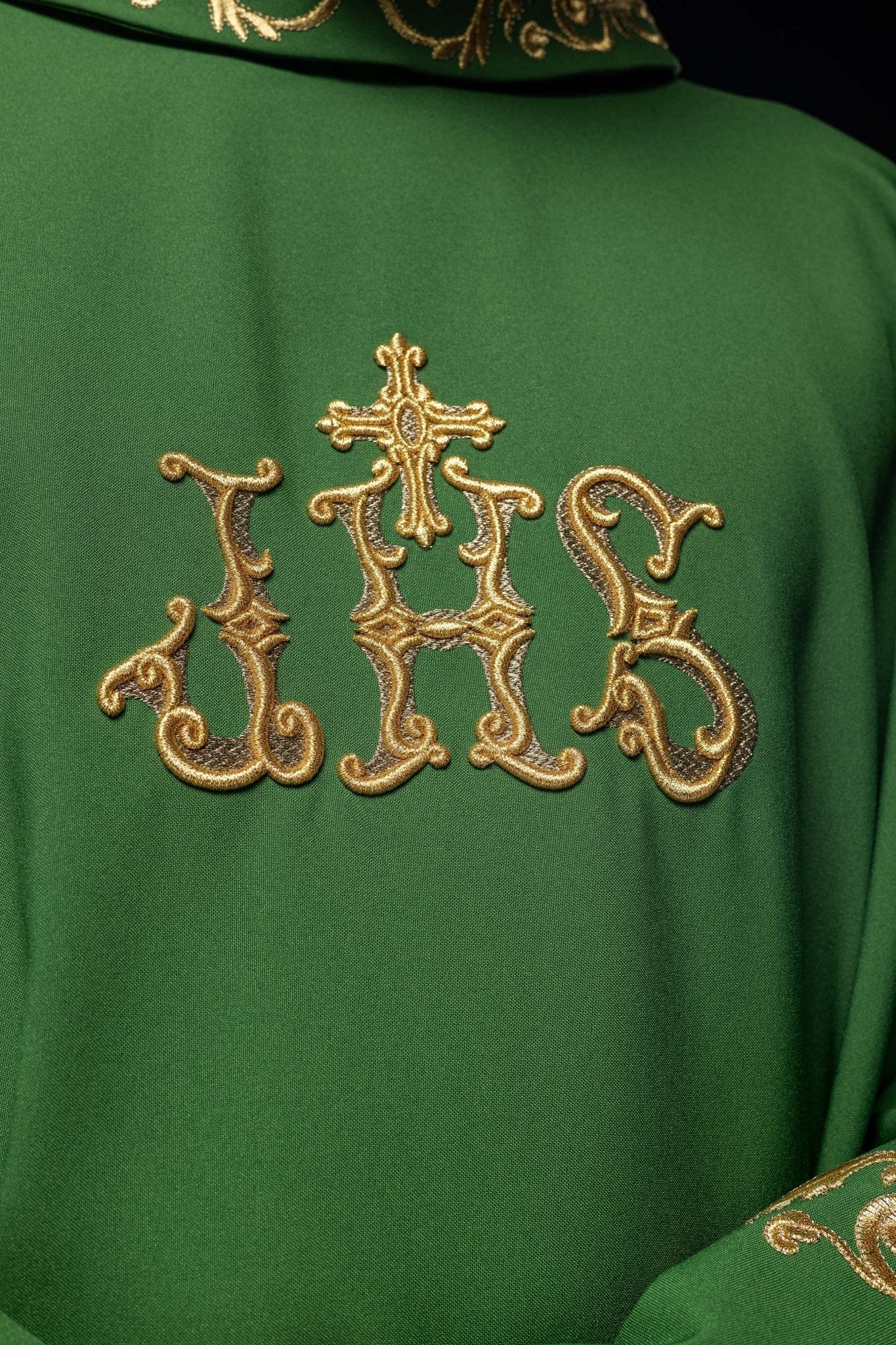 Chasuble verte avec broderie IHS dorée et garniture décorative KOR/157/01/01 ZIELONY - CHASUBLES.FR
