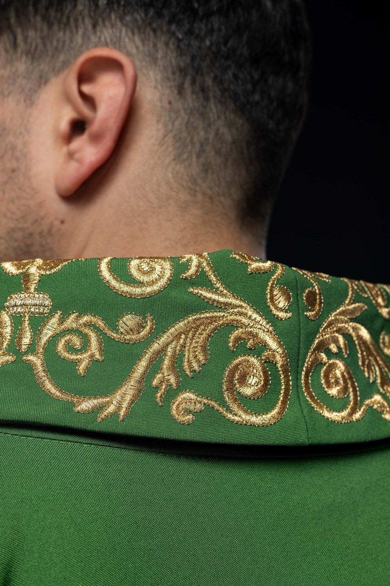 Chasuble verte avec broderie IHS dorée et garniture décorative KOR/157/01/01 ZIELONY - CHASUBLES.FR