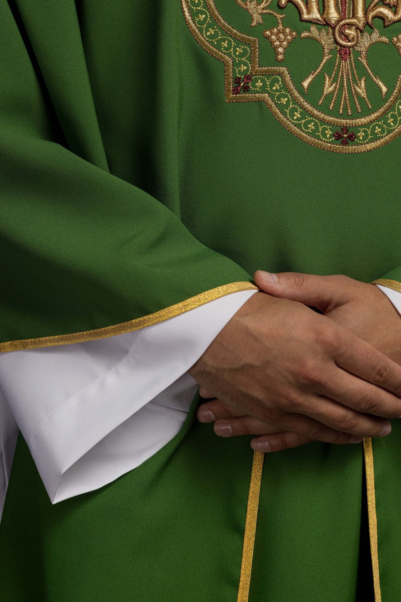 Chasuble verte avec broderie IHS et PAX KOR/119/01/01 ZIELONY - CHASUBLES.FR